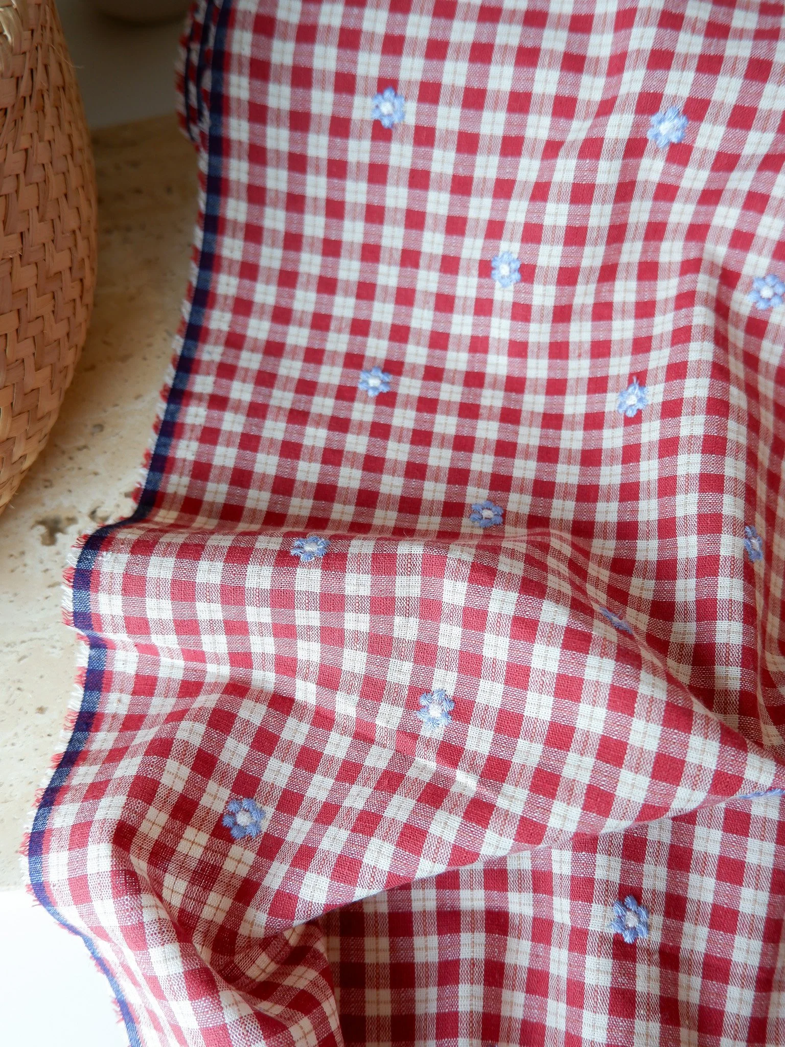 Tissu coton brodée de petites fleurs bleues