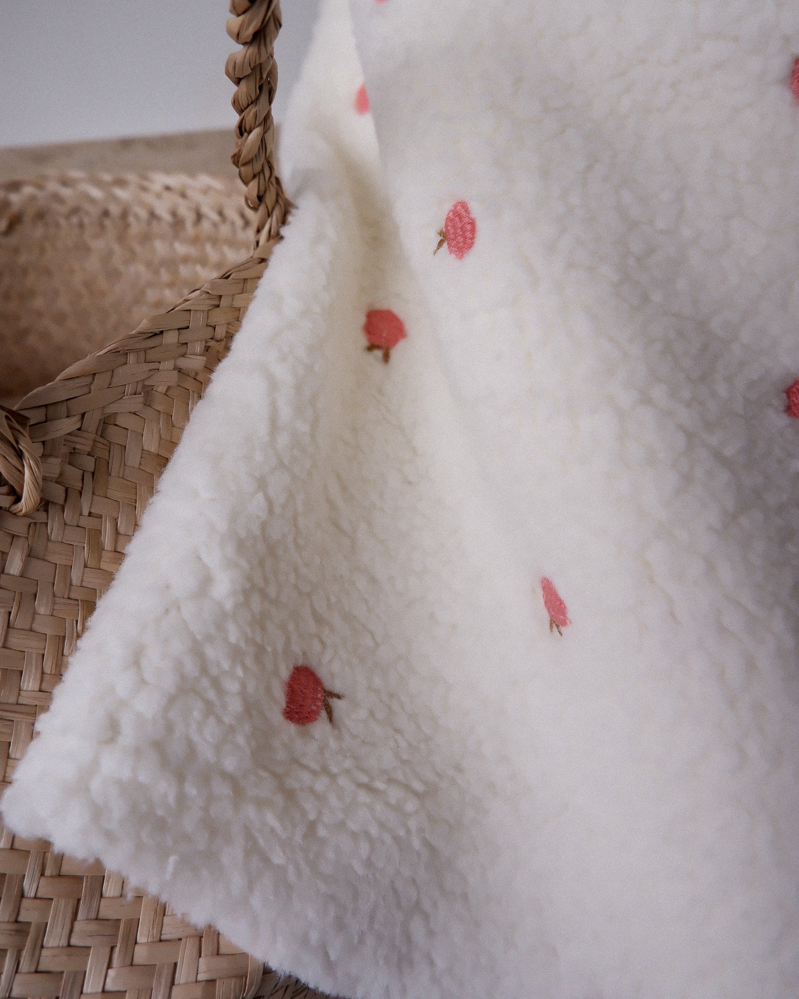 Tissu fausse fourrure teddy brodé pêches ♡ écru