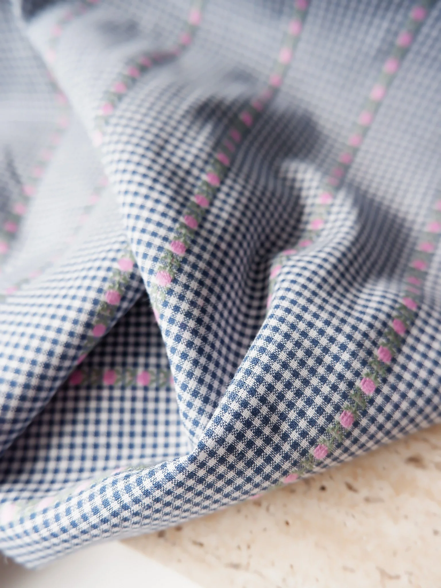 Jacquard de coton vichy bleu et motif de roses (2).jpg