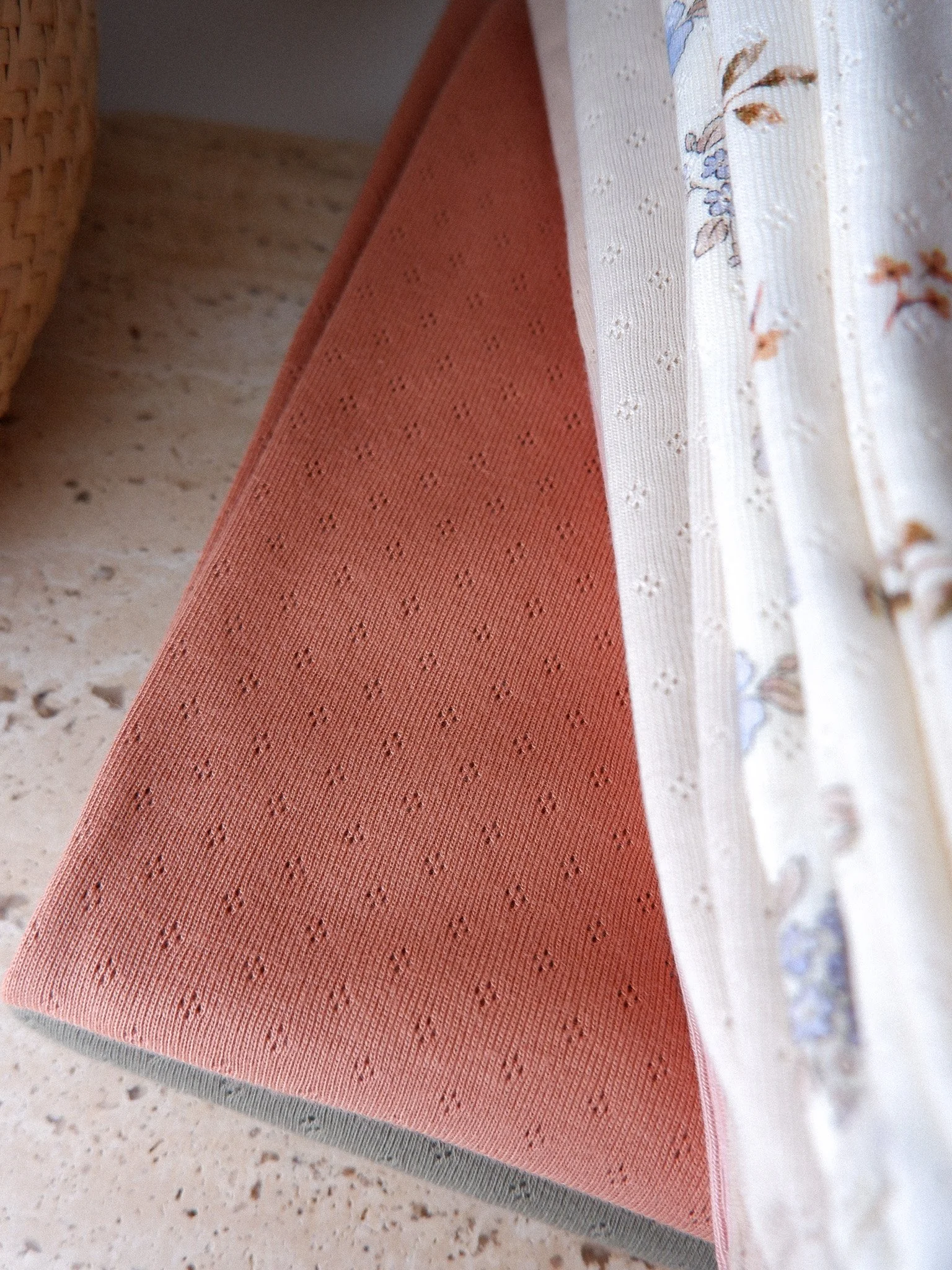 Tissu jersey ajouré ♡ pêche ♡ maille pointelle