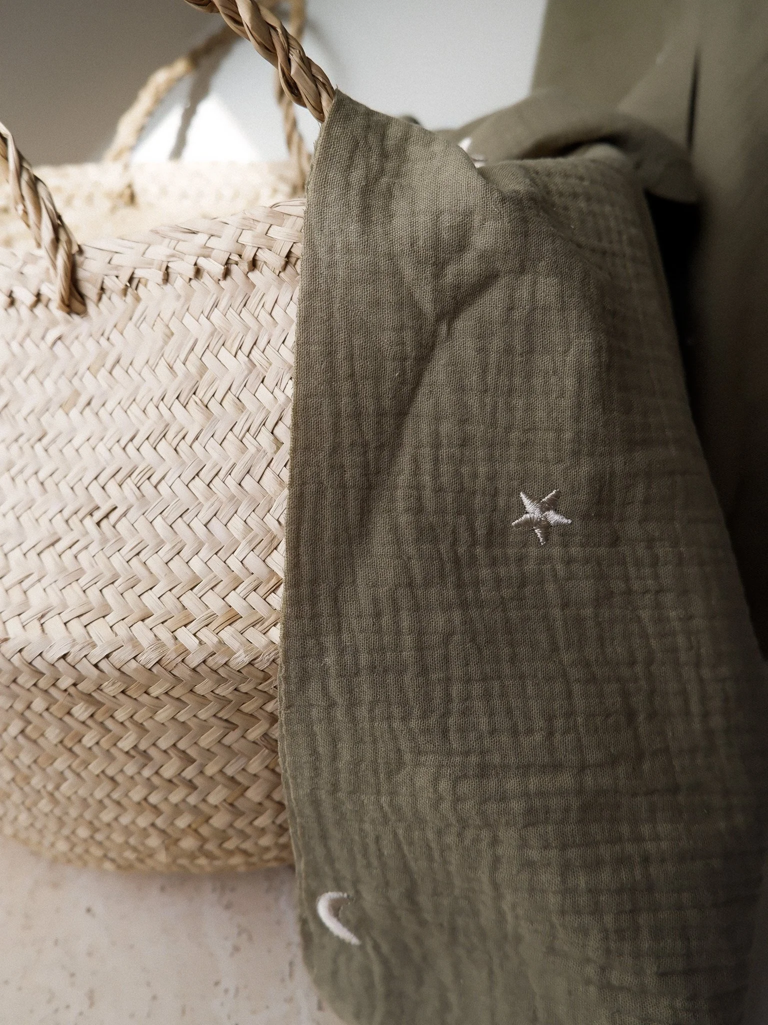 Tissu double gaze de coton kaki brodé doré (2).jpg