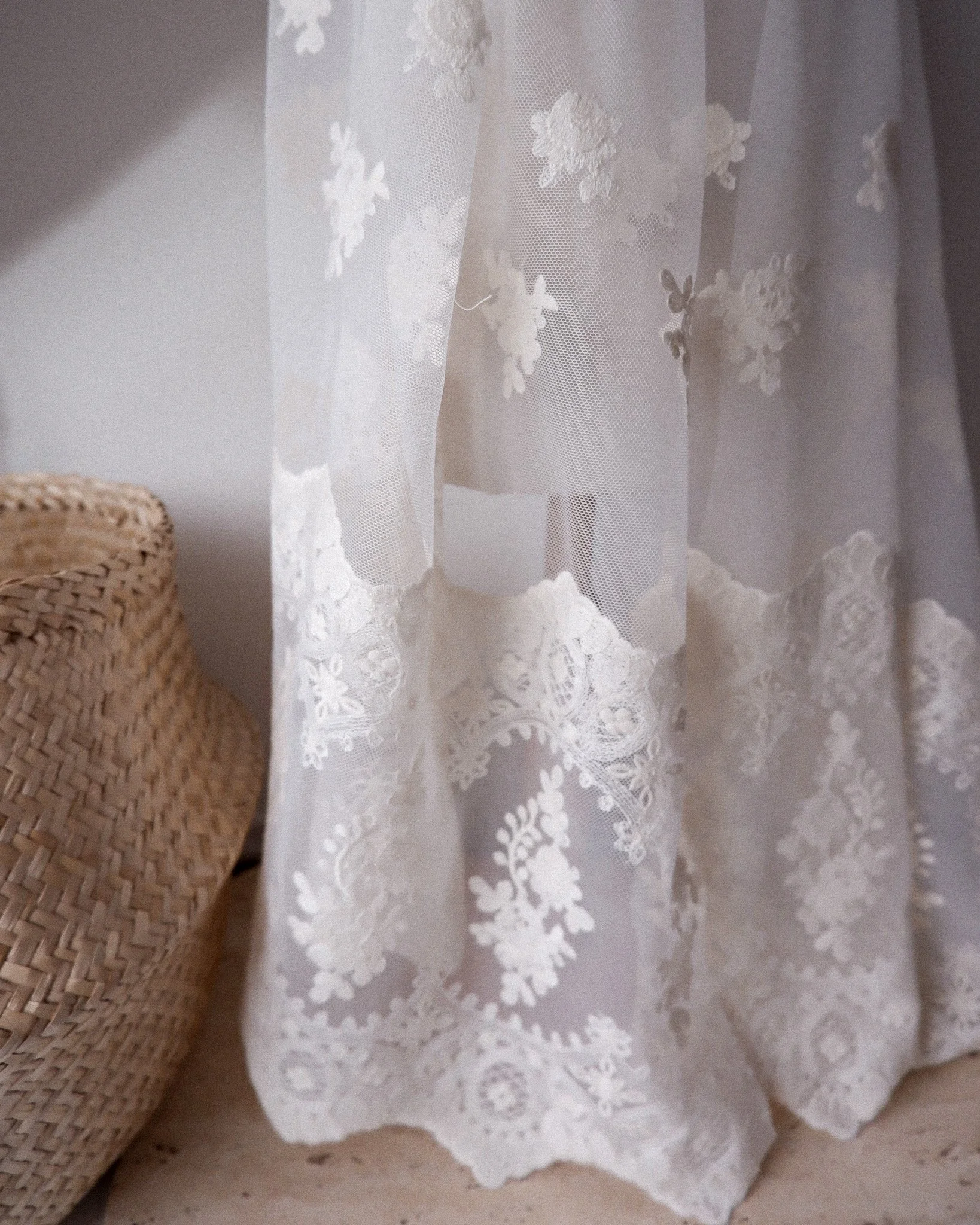 Tissu tulle brodé festonné très belle qualité (8).jpg