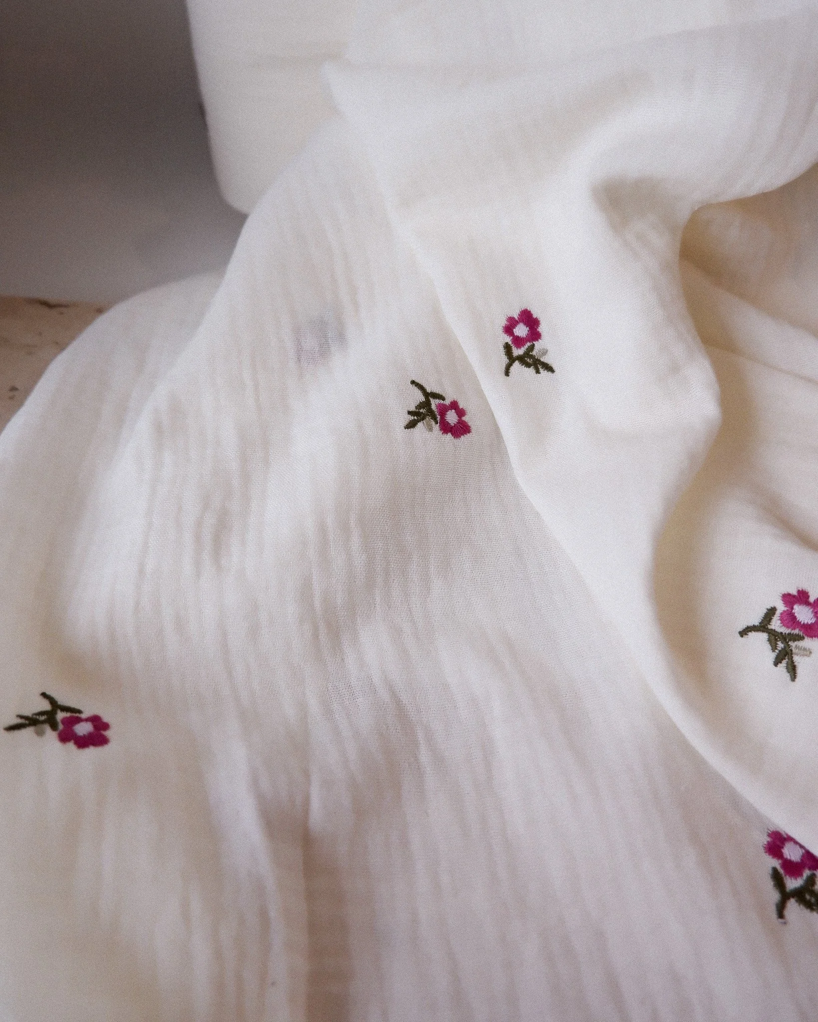 Tissu double gaze fleurs violette et vertes brodées.jpg