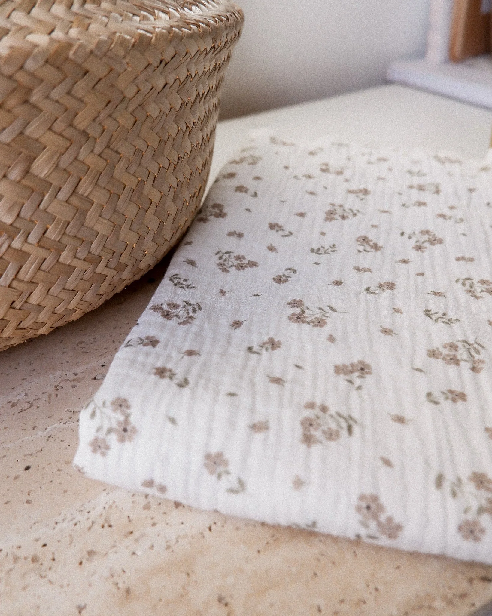 Doublbe gaze fleurs beiges et verte fond blanc.jpg