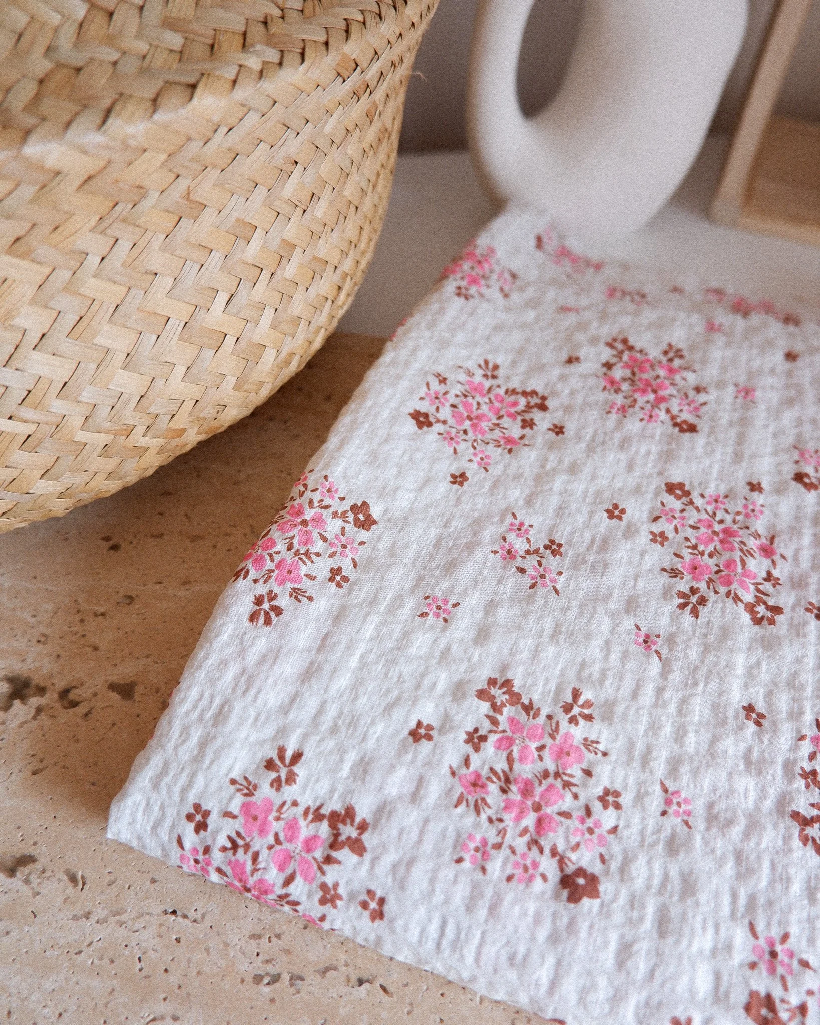 Tissu seersucker imprimé fleurs roses et noisette okeo tex (3).jpg
