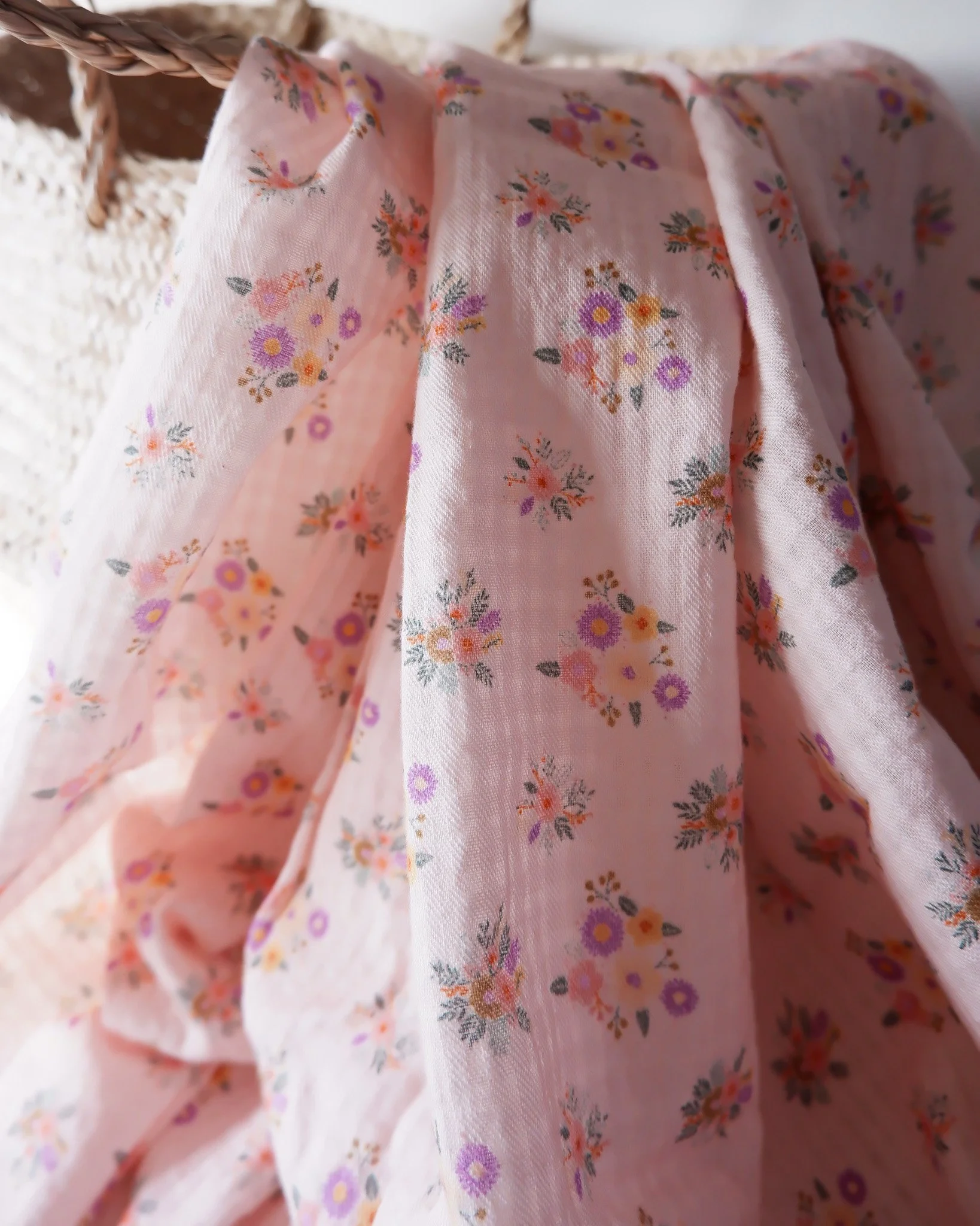 Seersucker imprimé Laura fleurs fond rose (2).jpg