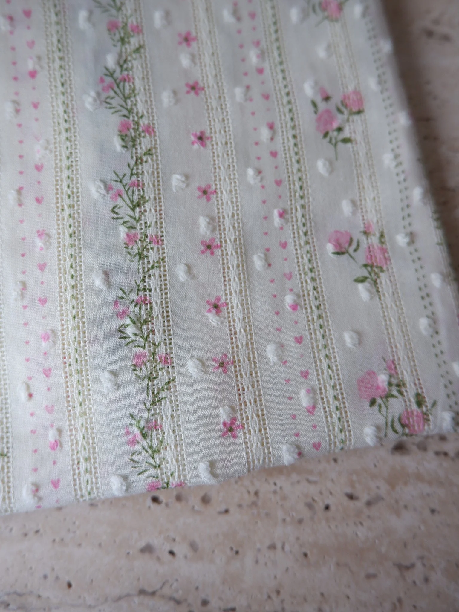 tissu-coton-plumetis-rosalie-fleurs-roses.jpg.jpg