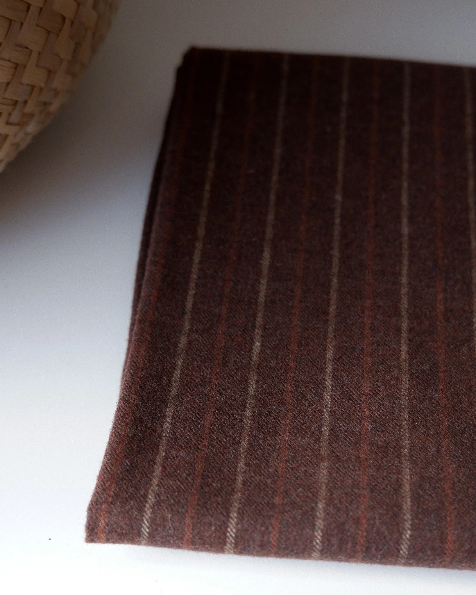 tissu-callum-coton-gratte-rayures-brun-tabac-highlands-boheme.jpg
