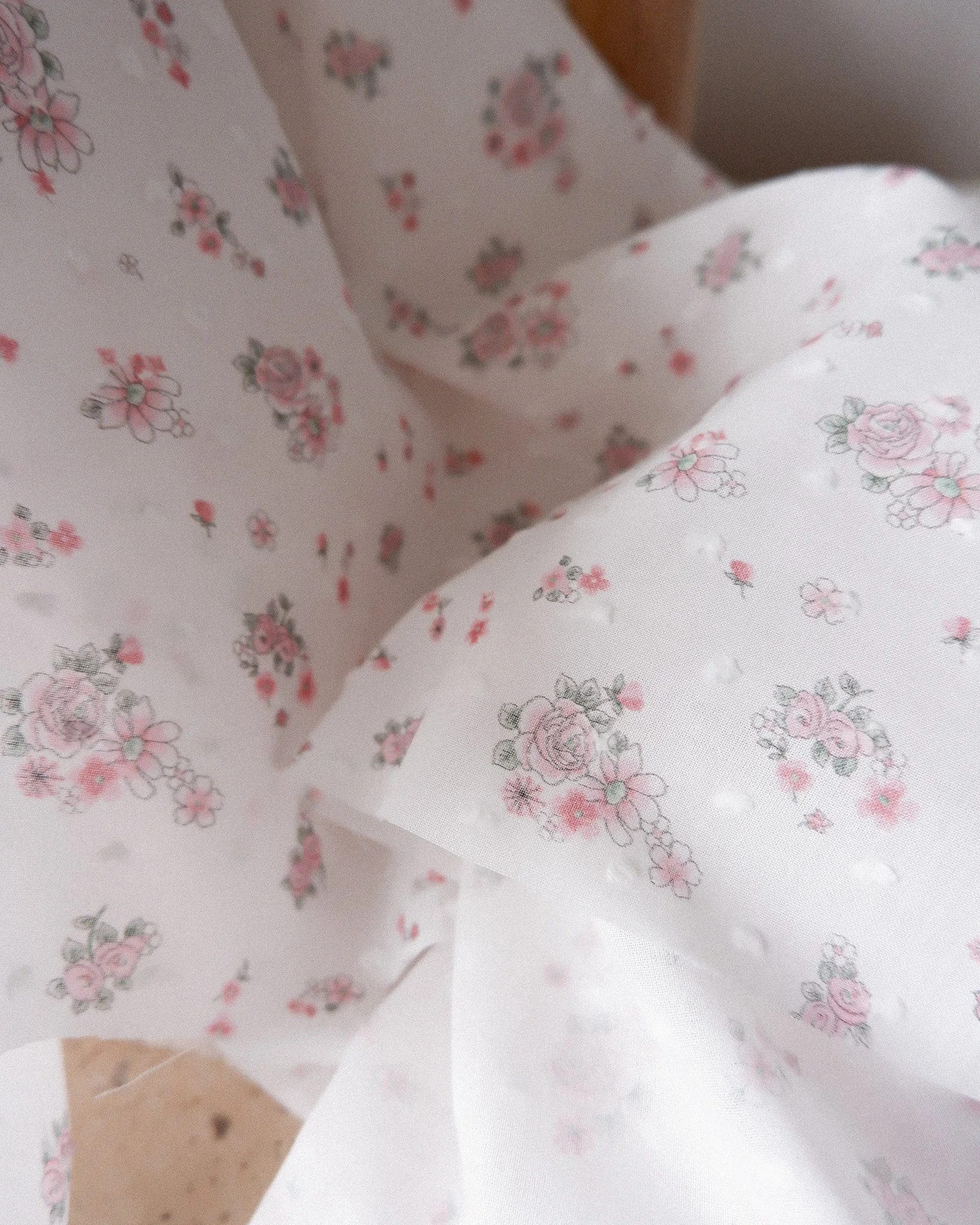 Tissu plumetis fleurs roses (2).jpg