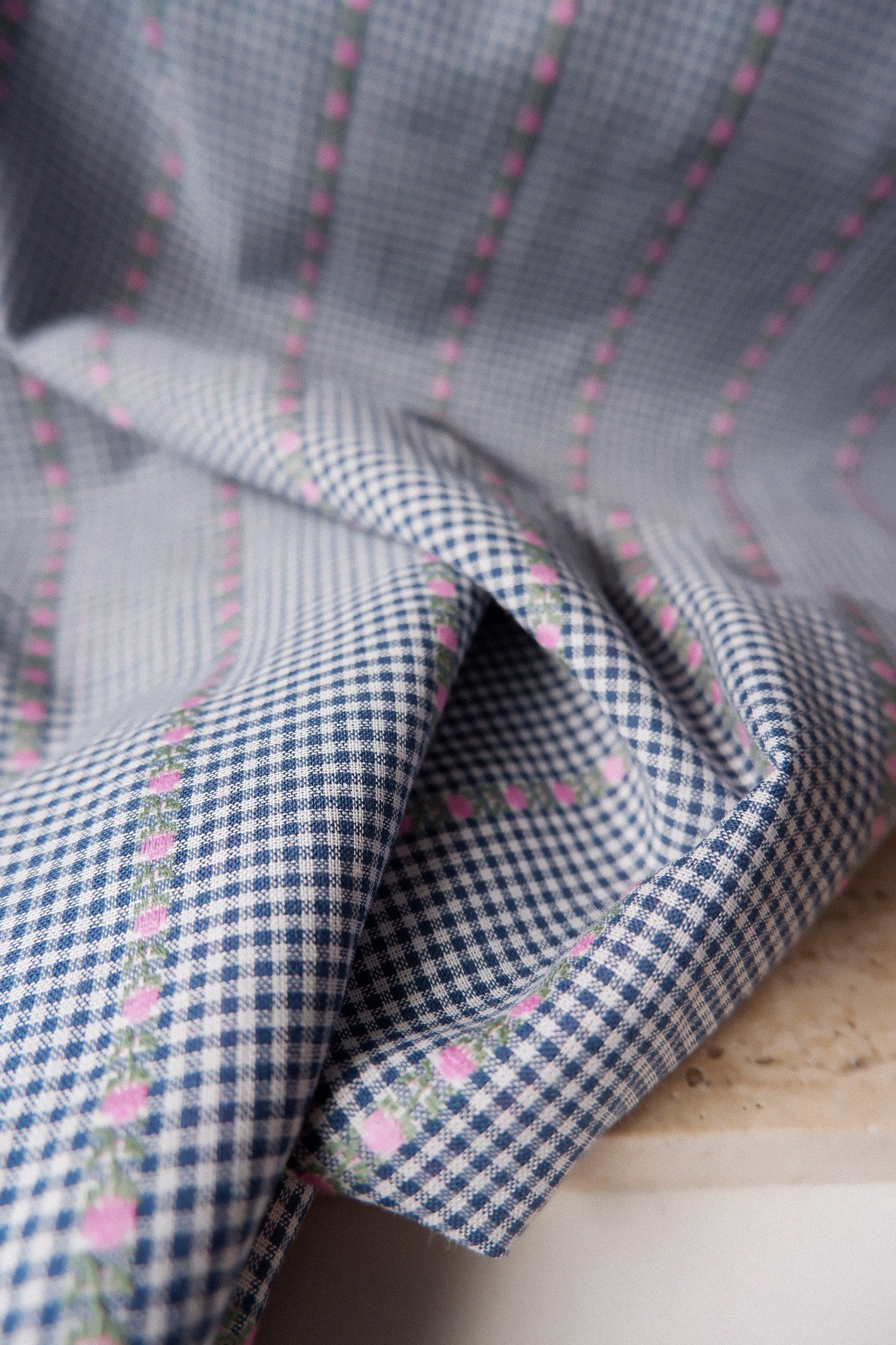 Tissu coton jacquard vichy petites roses ♡