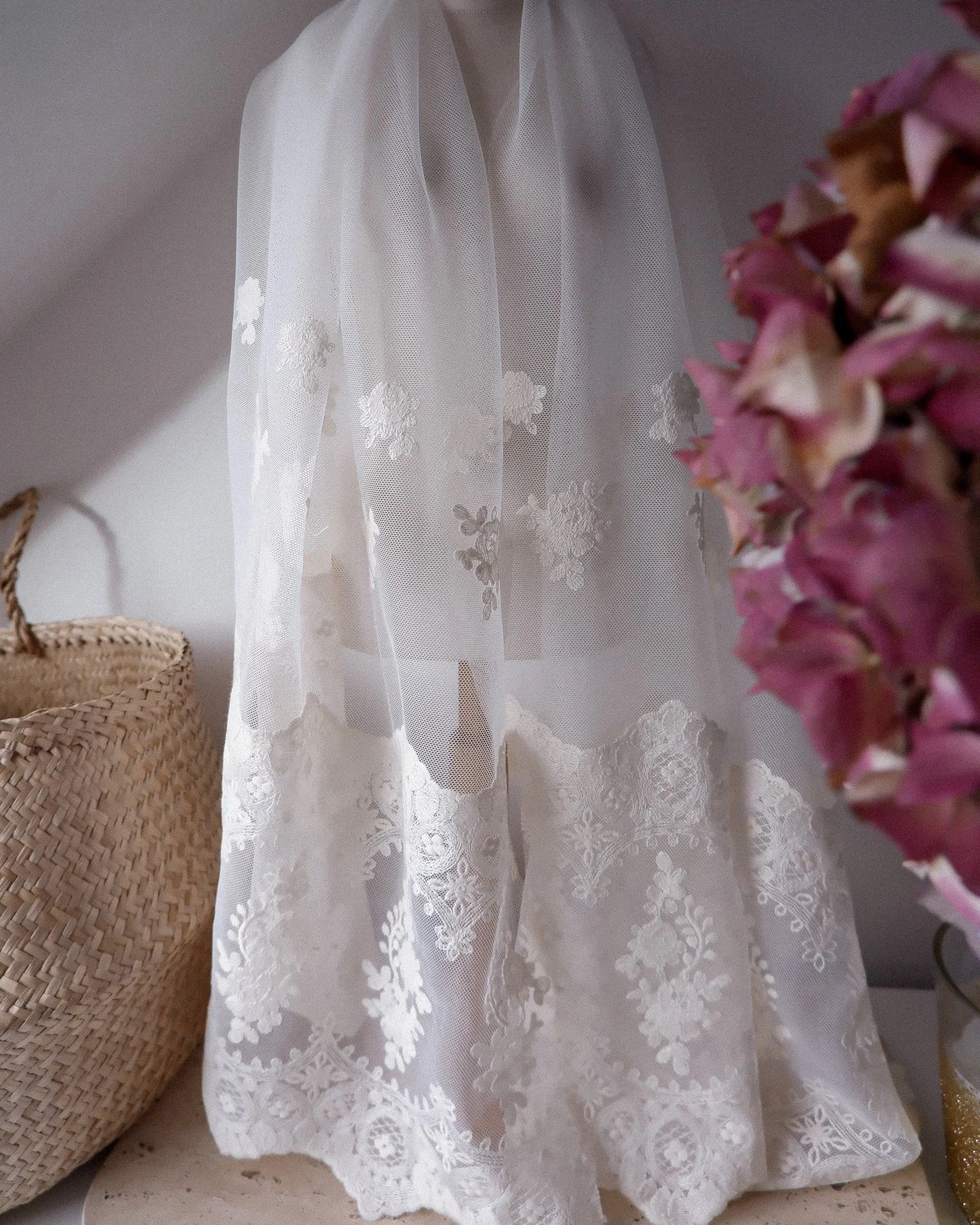 Tissu tulle brodé festonné très belle qualité (3).jpg