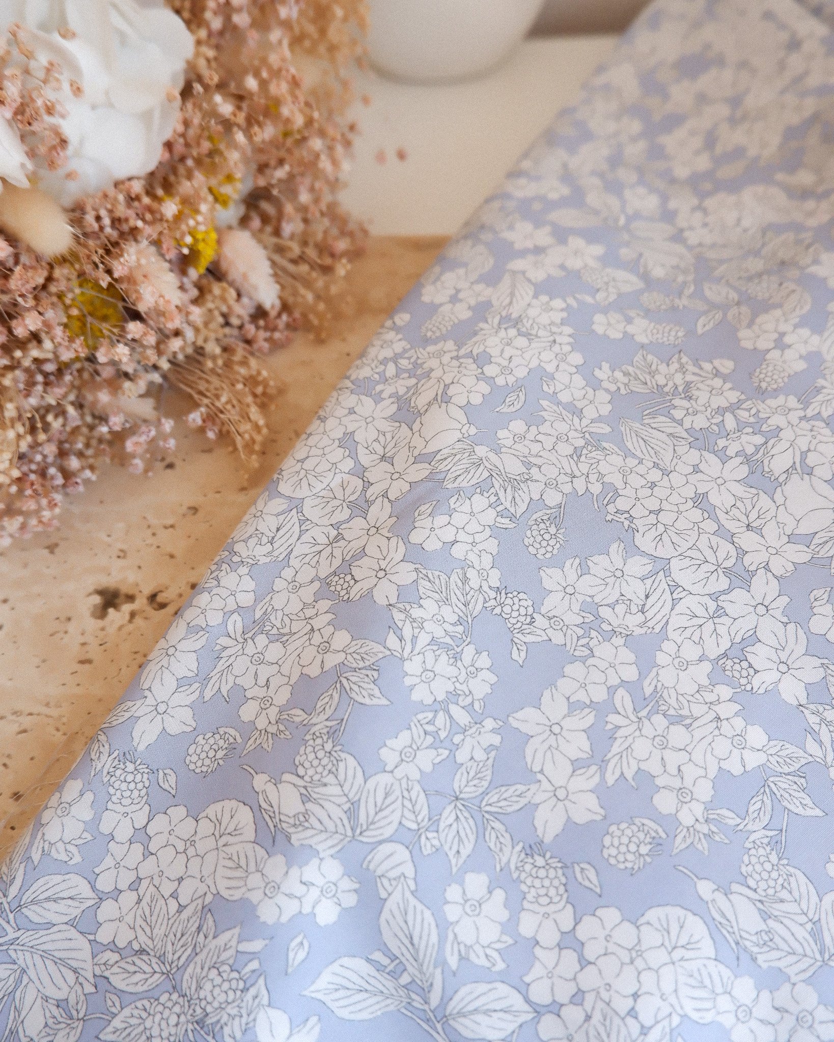 Batiste de coton bleue - motif fleuri (4).jpg