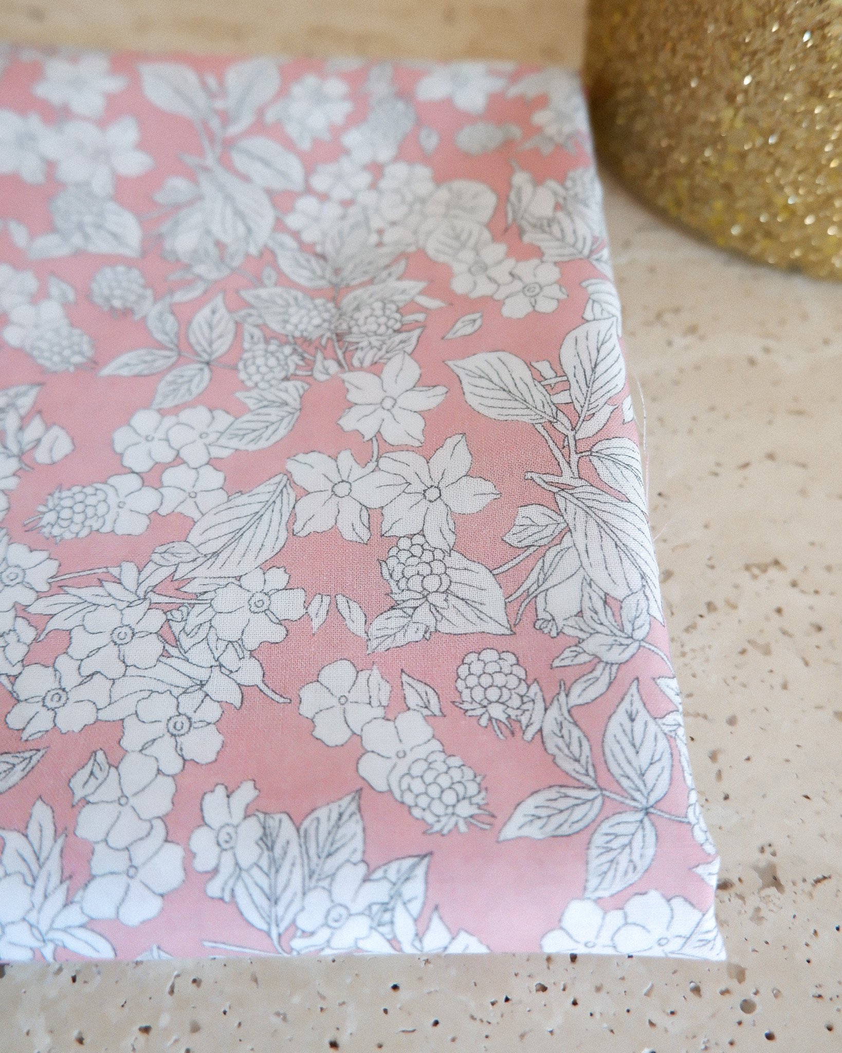 Batiste de coton rose - motif fleuri.jpg