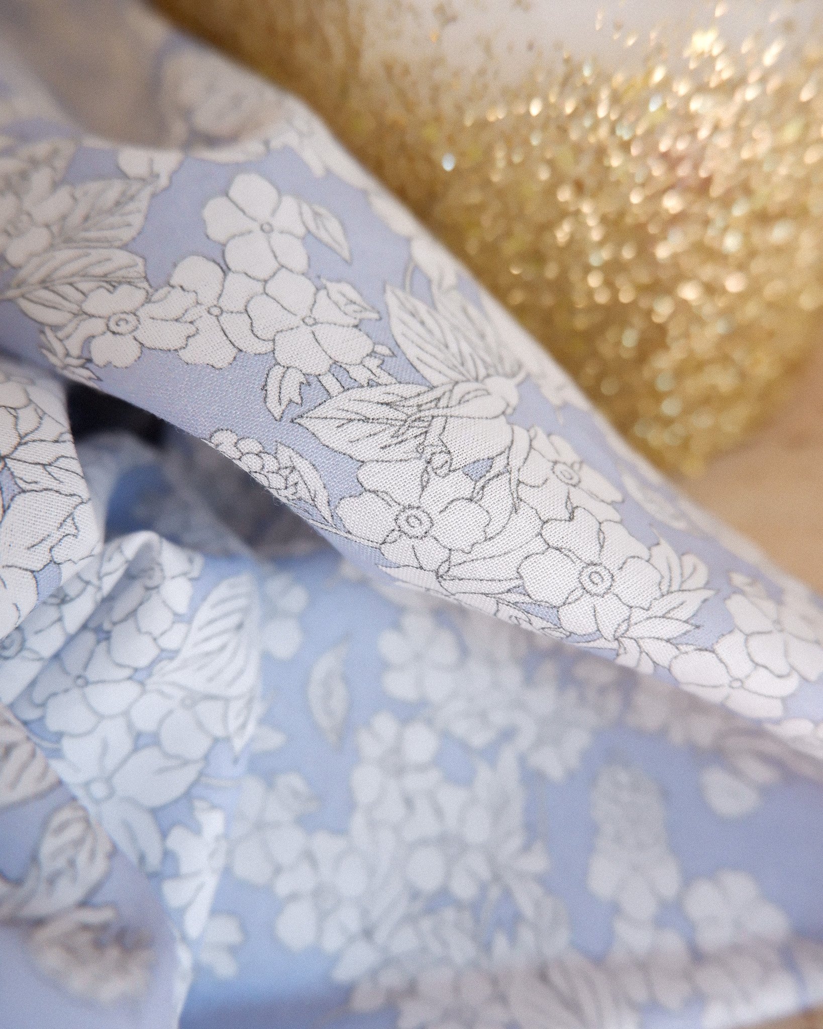 Batiste de coton bleue - motif fleuri.jpg