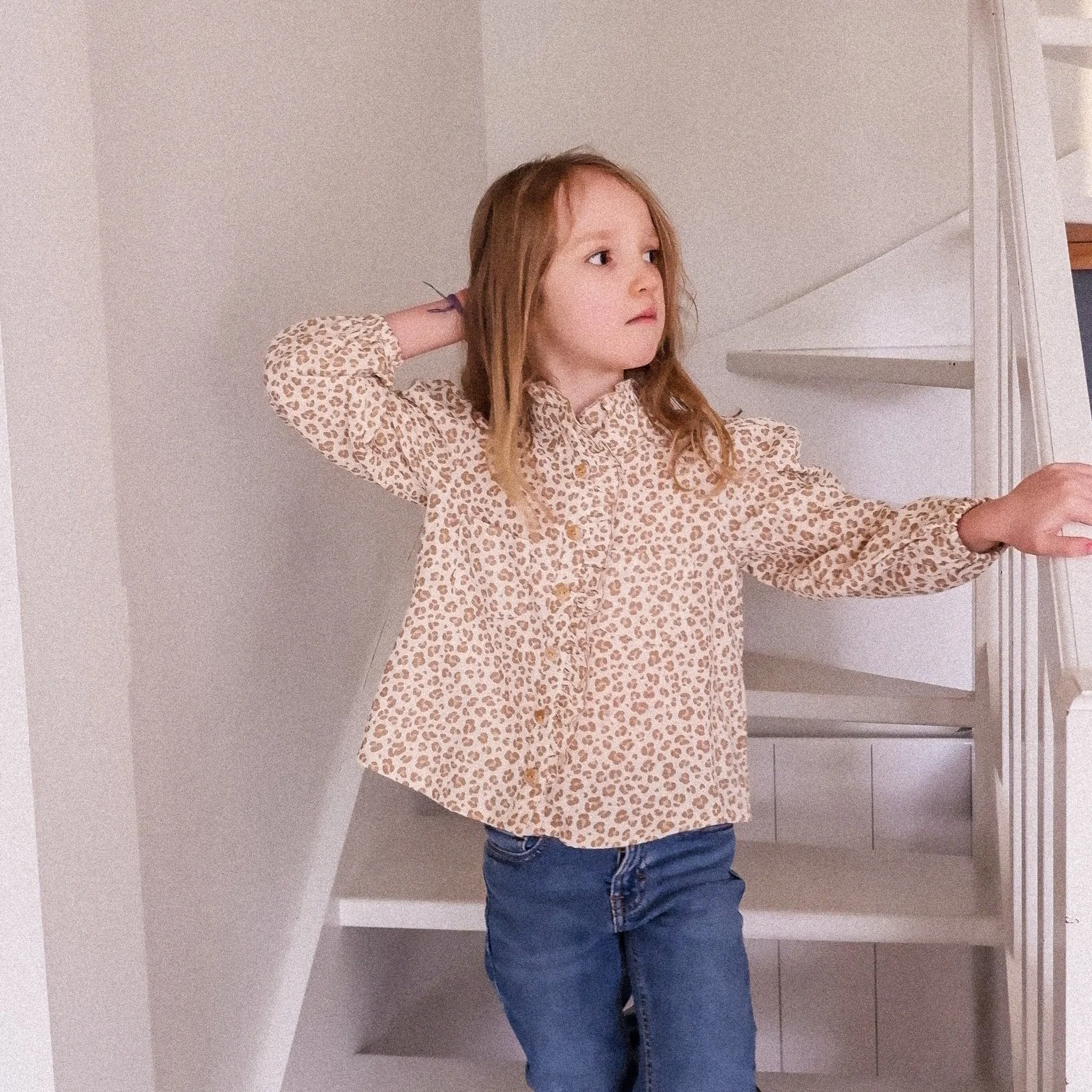 Box-Romy-blouse-a-volant-fille-garçon-Jolie-Boho-patron-de-couture-enfant-double-gaze-leopard-beige (12).jpg