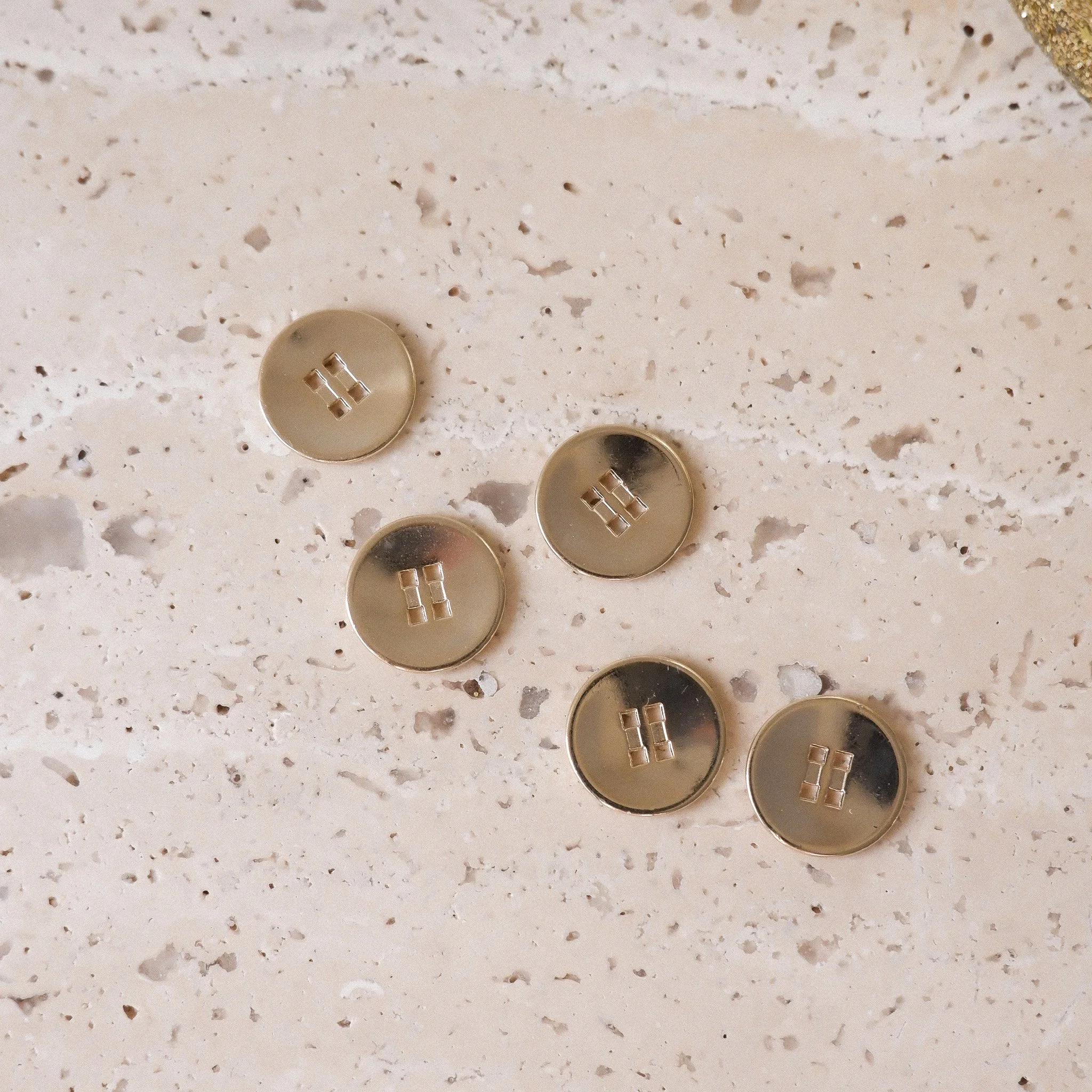 Boutons 15 MM 4 trous farbiqué en FRance ZAMAK  METAL.jpg