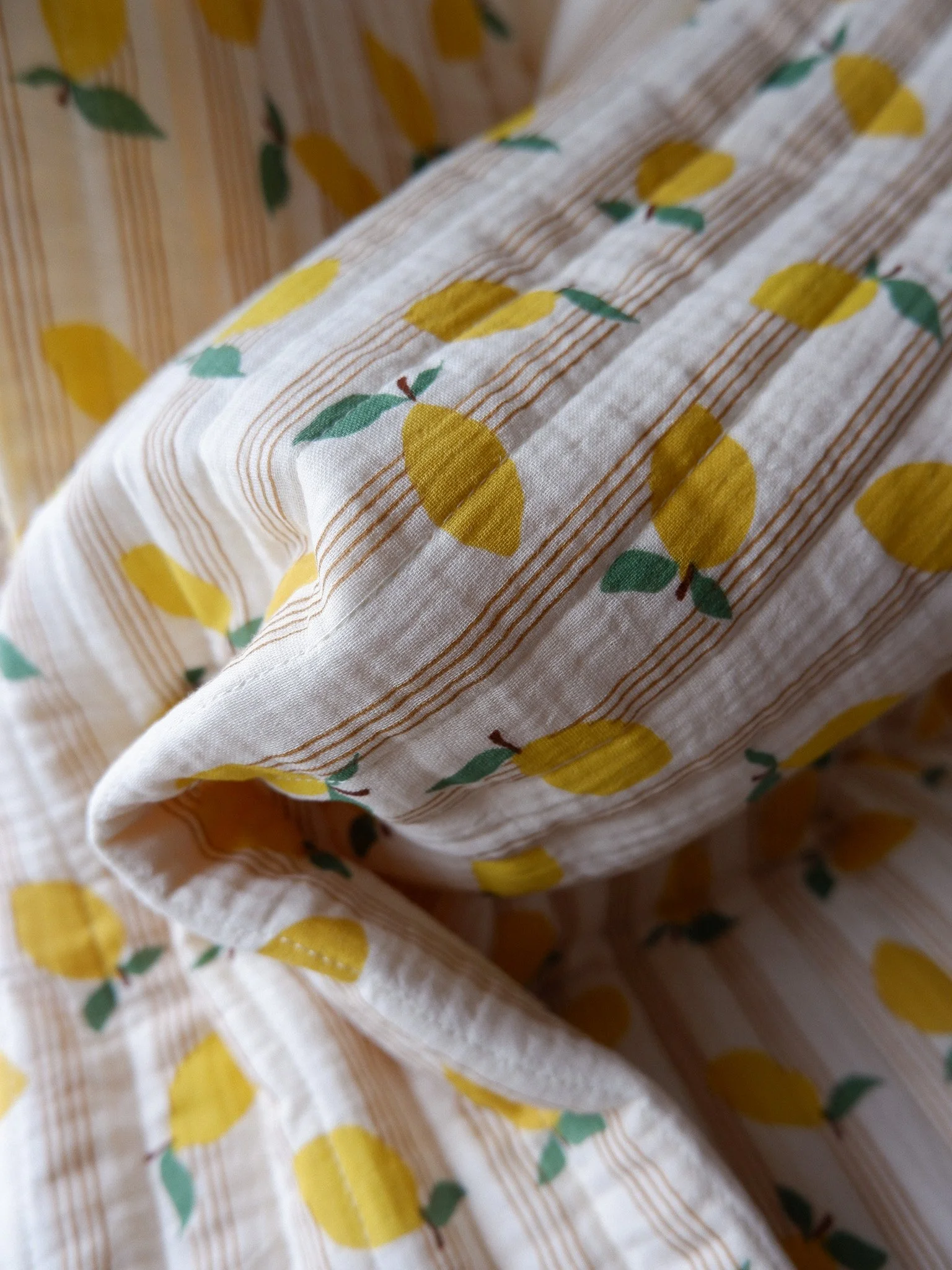 Tissu double gaze matelassée citron jaune et écru ♡ Matelassage vertical