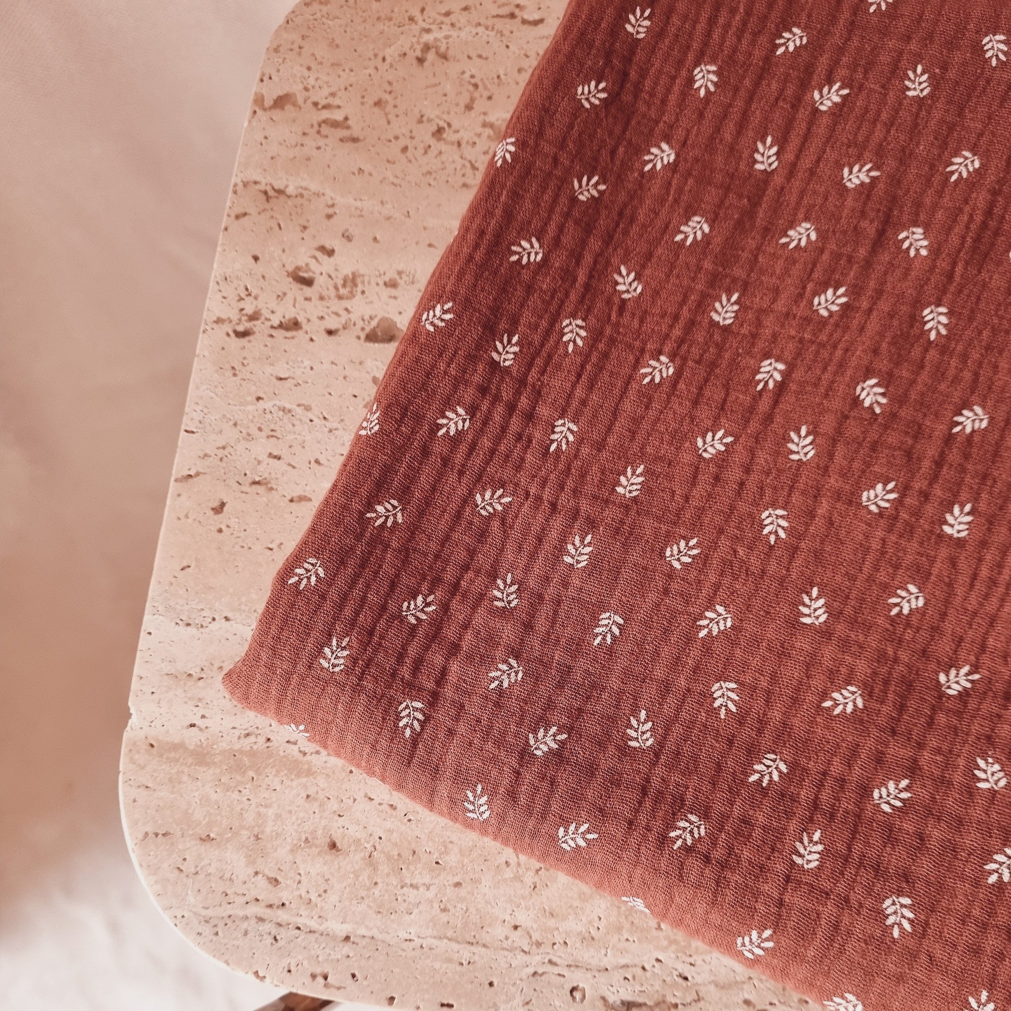 Tissu-double-gaze-bio-noisette-motif-feuillage-chocolat-jolie-boho.jpg
