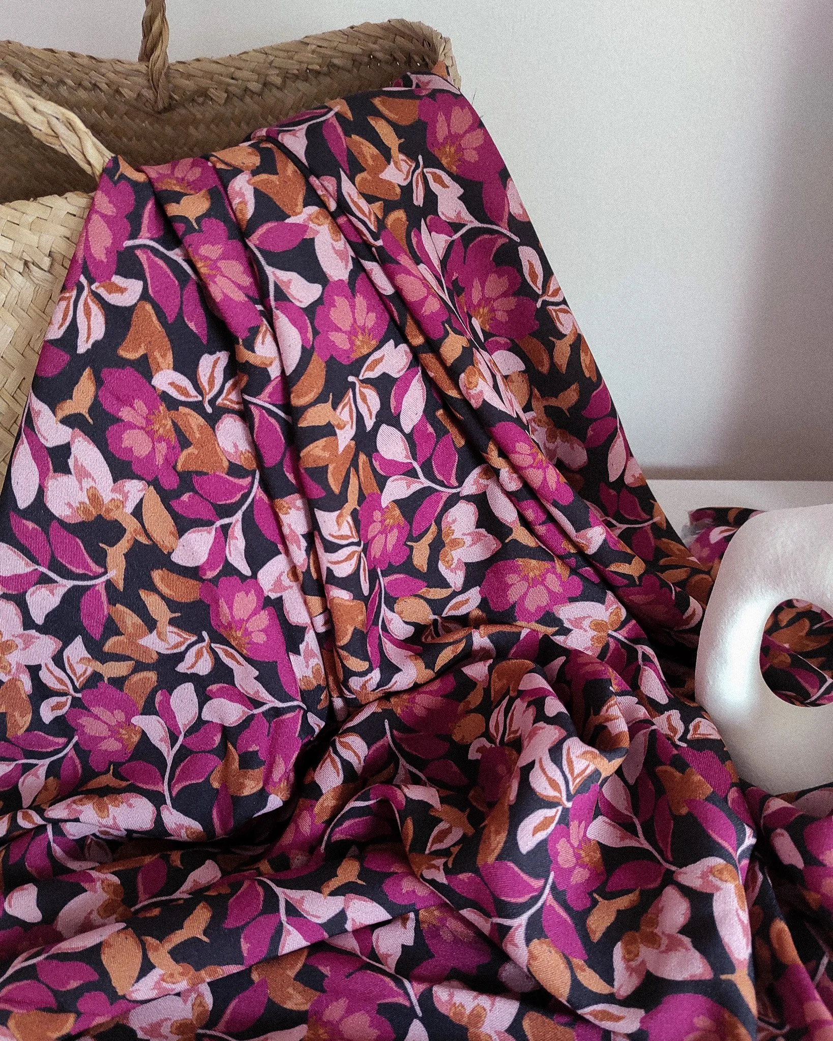 tissu_viscose_ecovero_isabella_jolie_boho_fleuri_noir_fuchsia_terracotta (3).jpg
