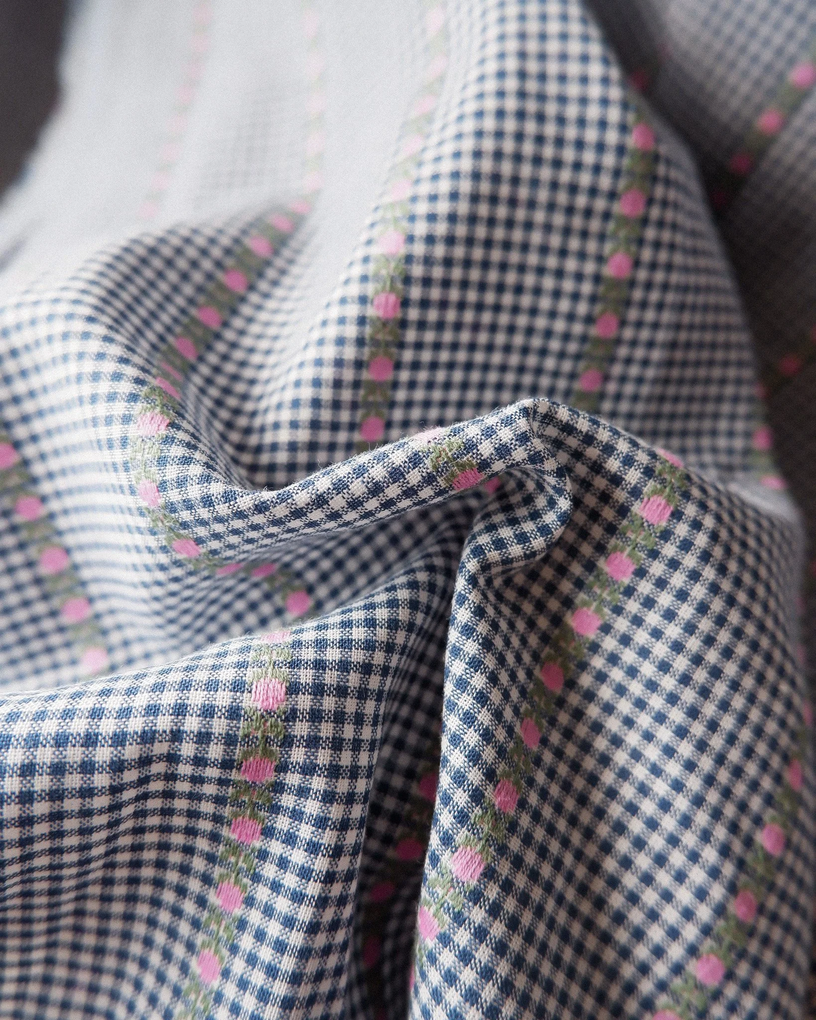 Jacquard de coton vichy bleu et motif de roses (4).jpg