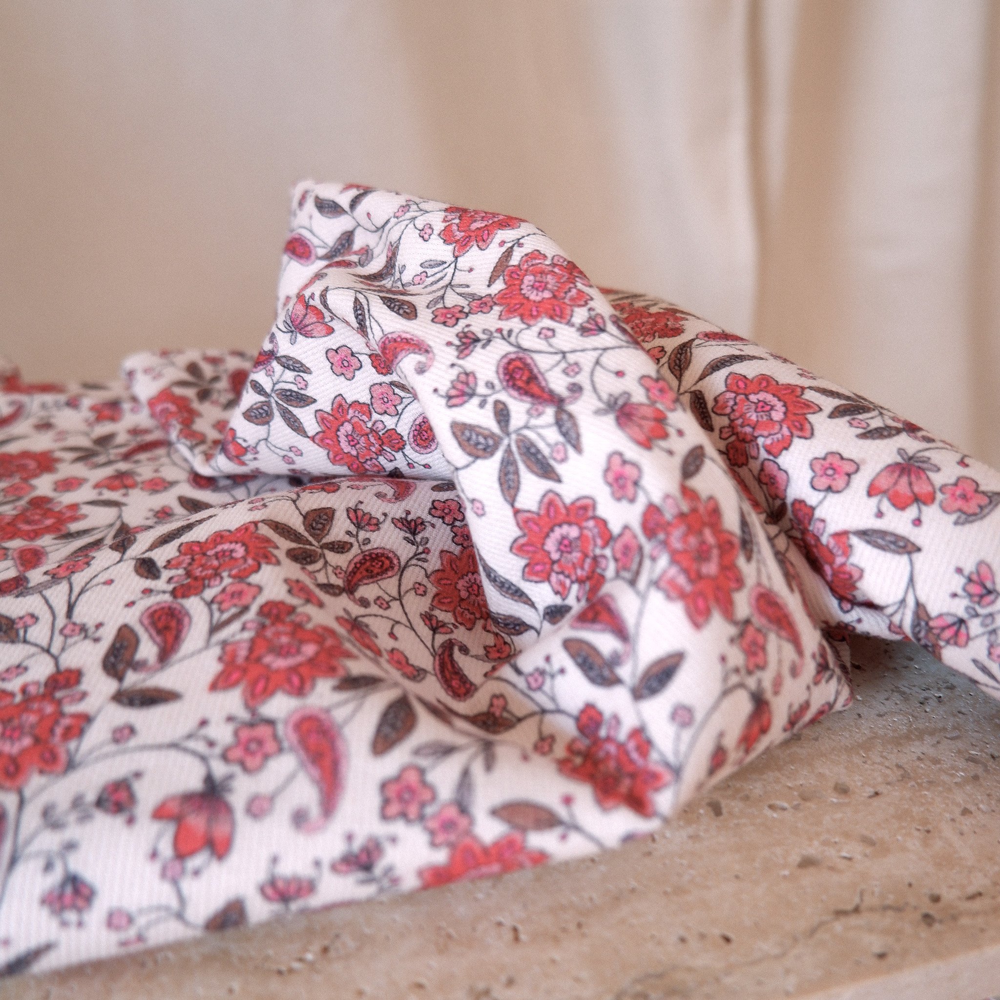 Tissu-velours-milleraies-motif-indien-blanc-rouge-vert-jolie-boho.jpg