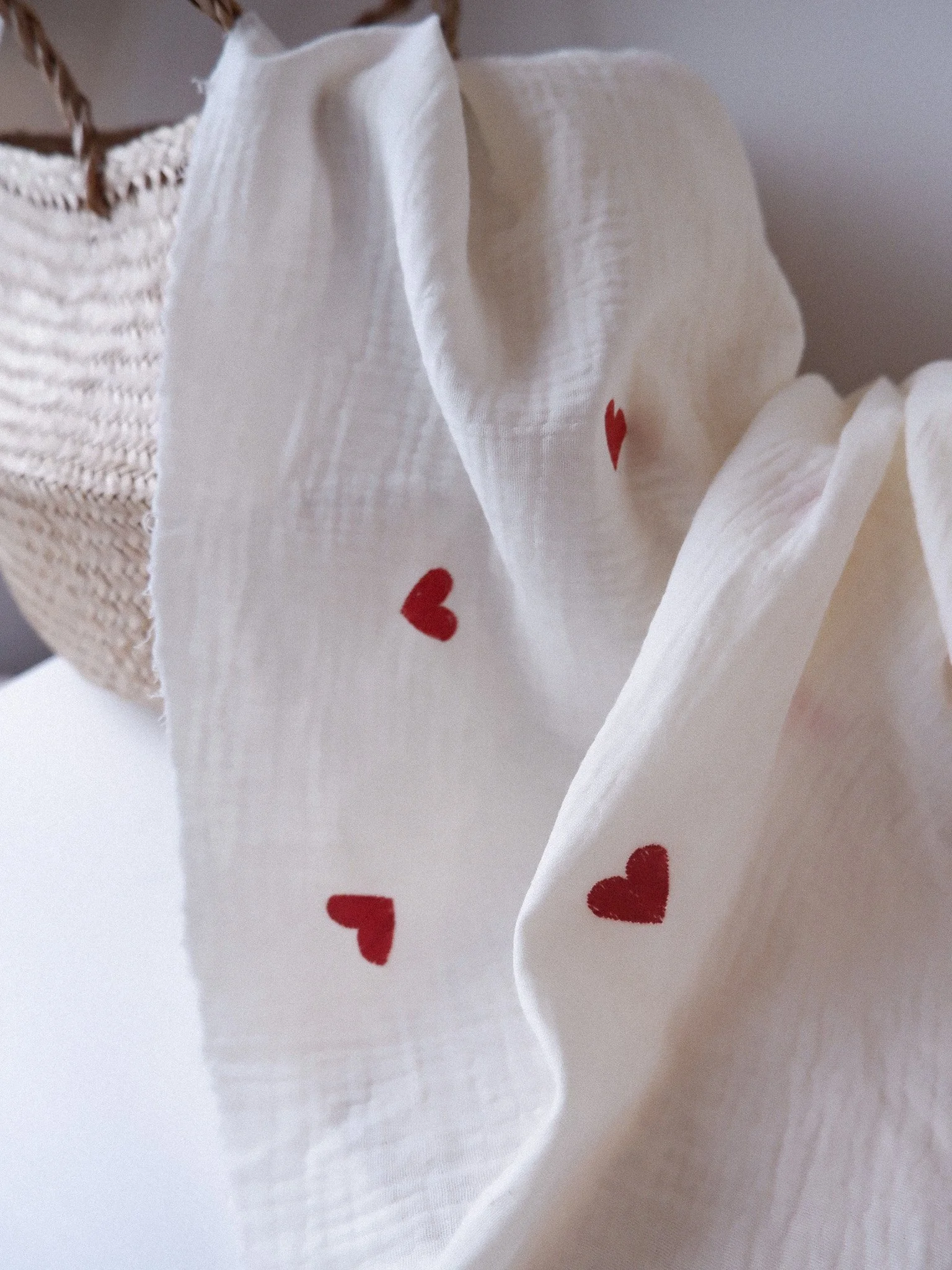 Tissu double gaze de coton brodée de coeurs rouges (5).jpg