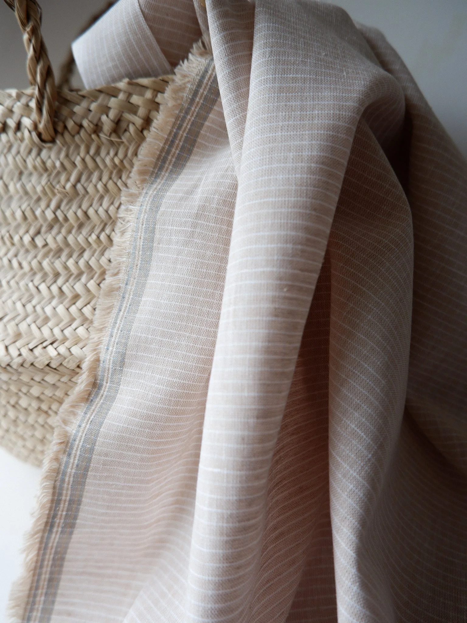 Tissu coton lin blanc Milk & beige à rayures fines