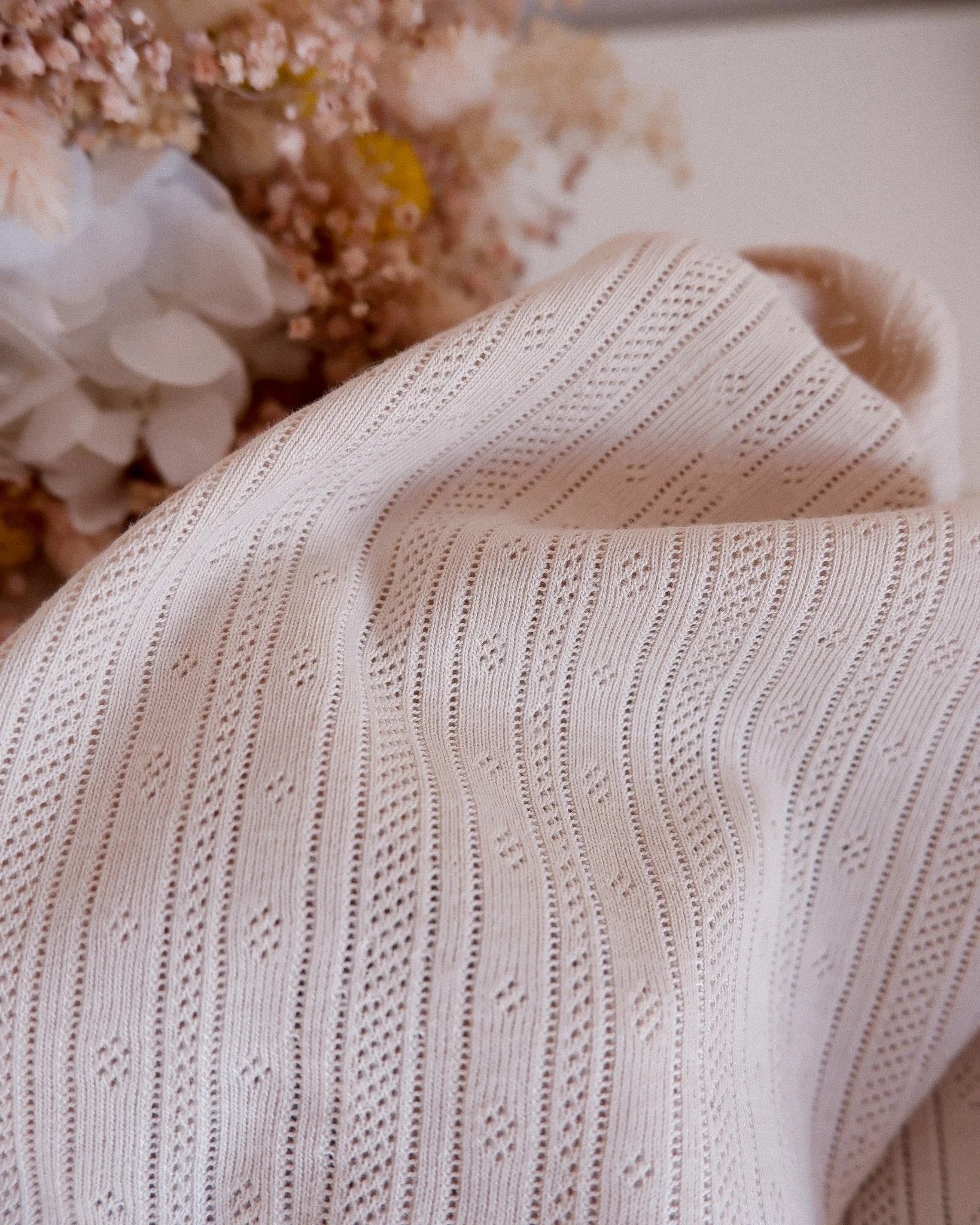 Tissu jersey ajouré beige foncé à rayures (2).jpg