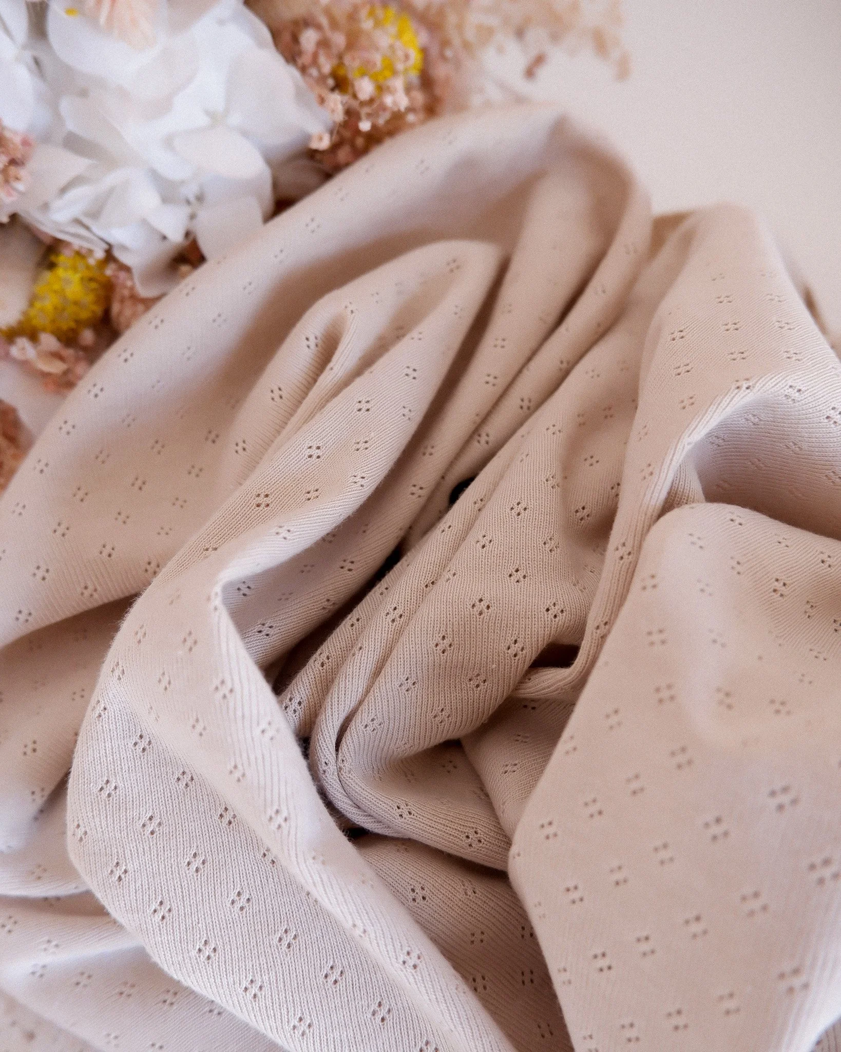 Tissu jersey ajouré beige foncé (3).jpg