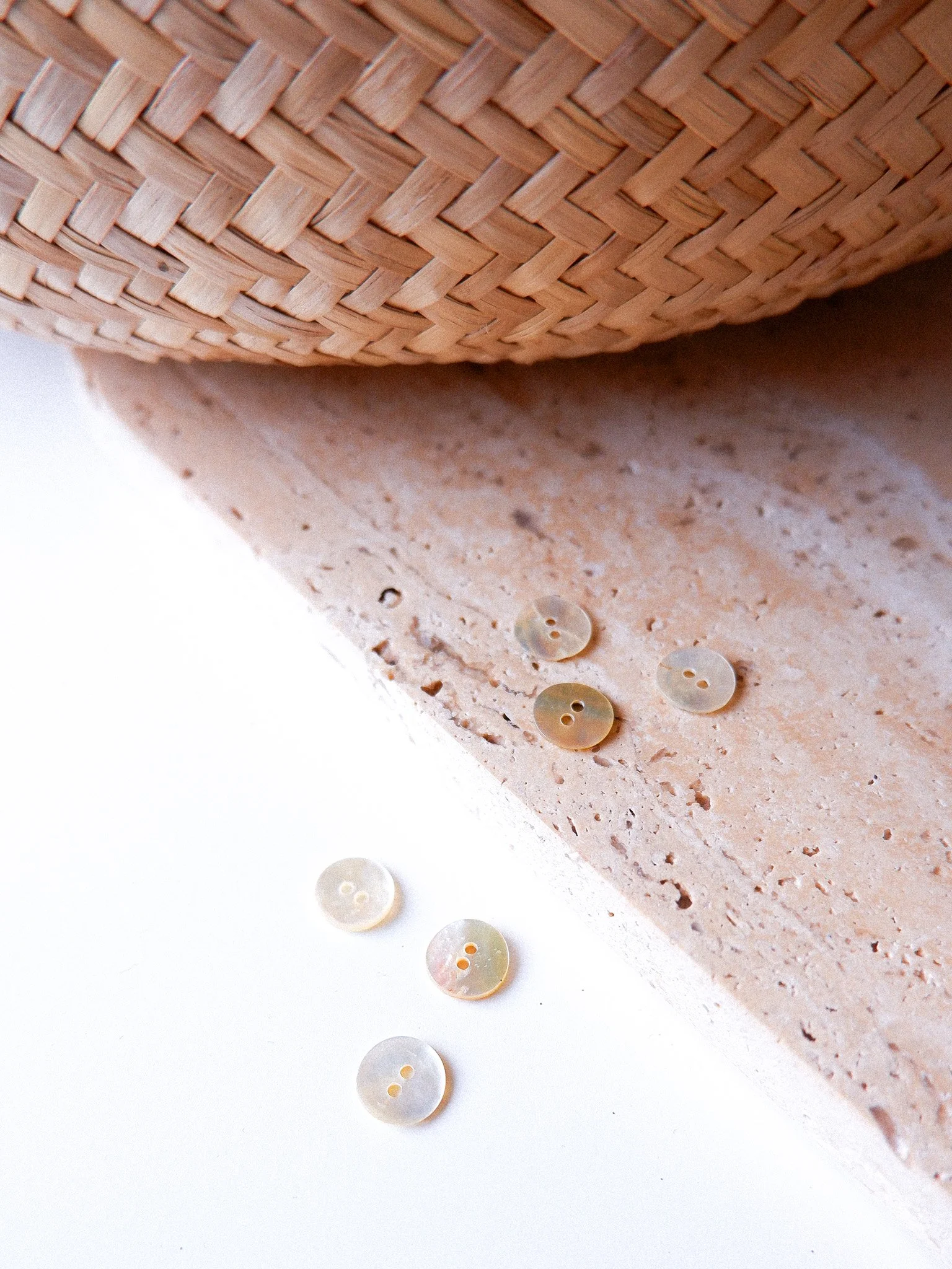 Boutons nacre fabriqué en France 10 MM 2 trous.jpg