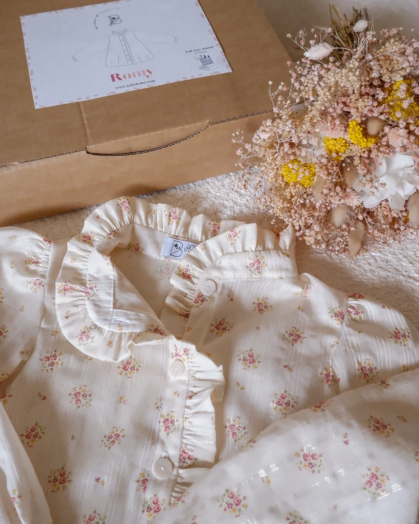 Box-Romy-blouse-a-volant-fille-garçon-Jolie-Boho-patron-de-couture-enfant-tissu-made-in-france (2).jpg