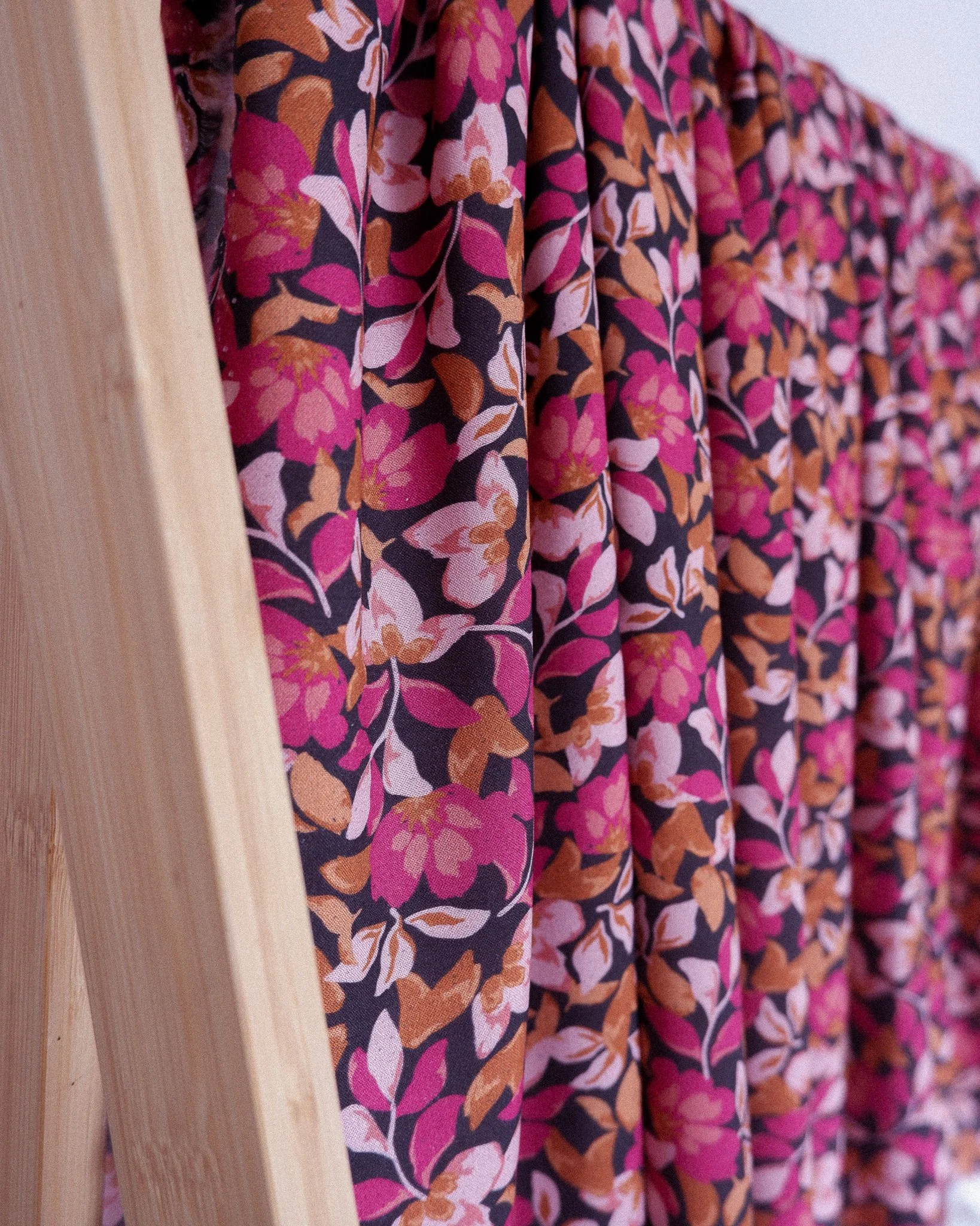 tissu_viscose_ecovero_isabella_jolie_boho_fleuri_noir_fuchsia_terracotta (6).jpg