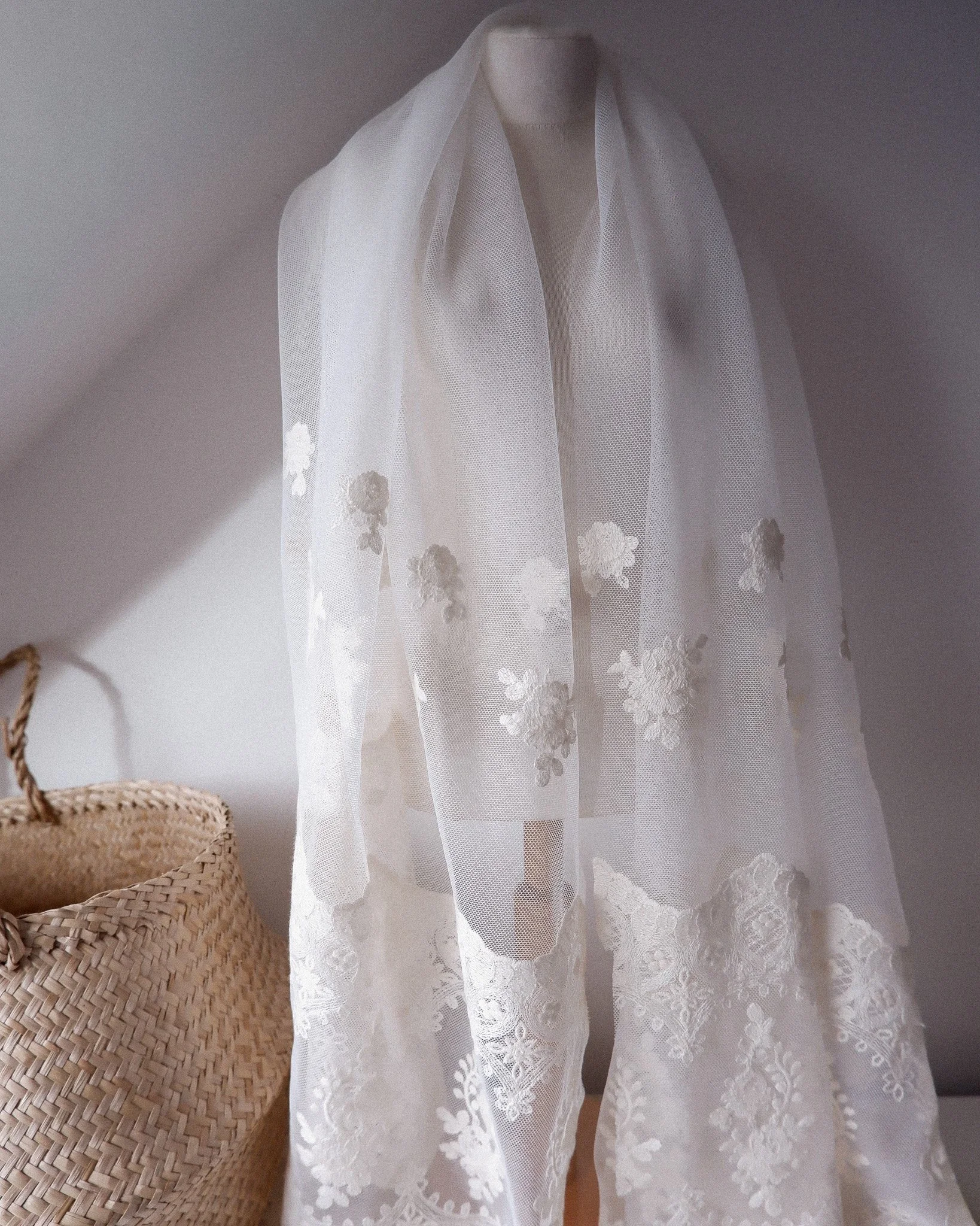 Tissu tulle brodé festonné très belle qualité (9).jpg