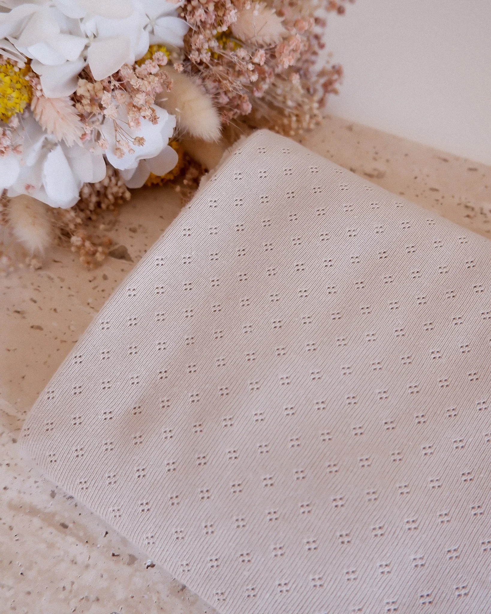 Tissu jersey ajouré beige foncé (2).jpg