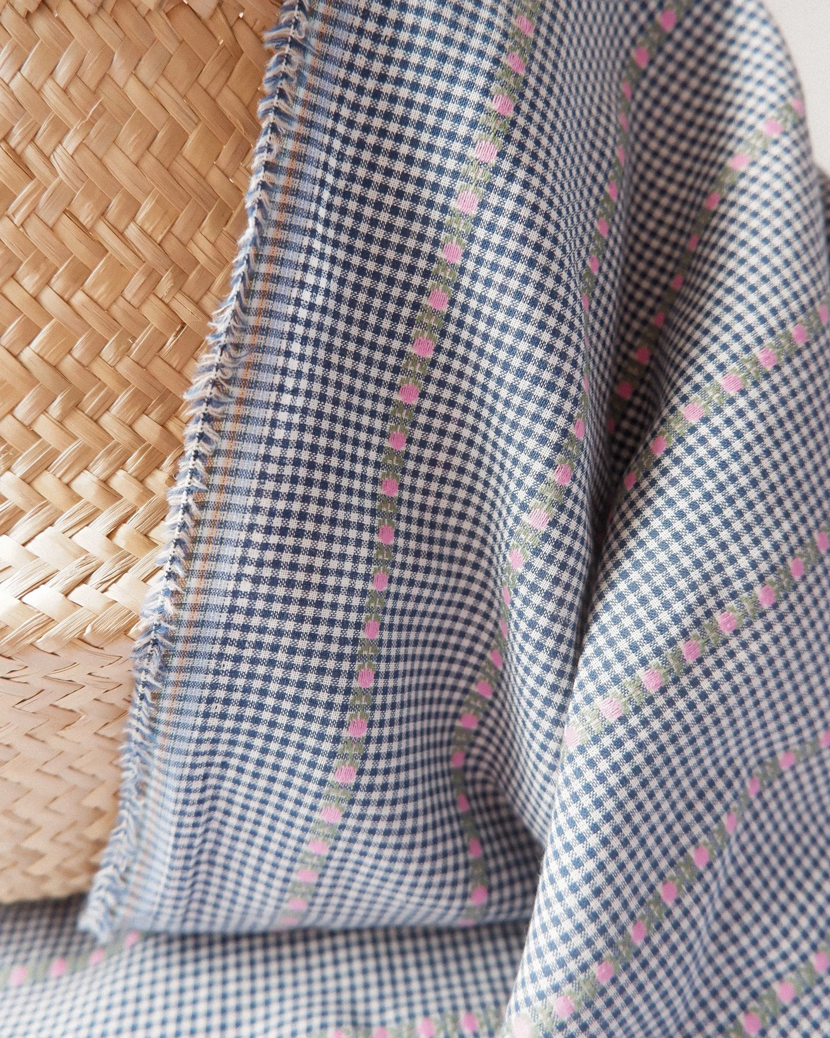 Jacquard de coton vichy bleu et motif de roses (5).jpg