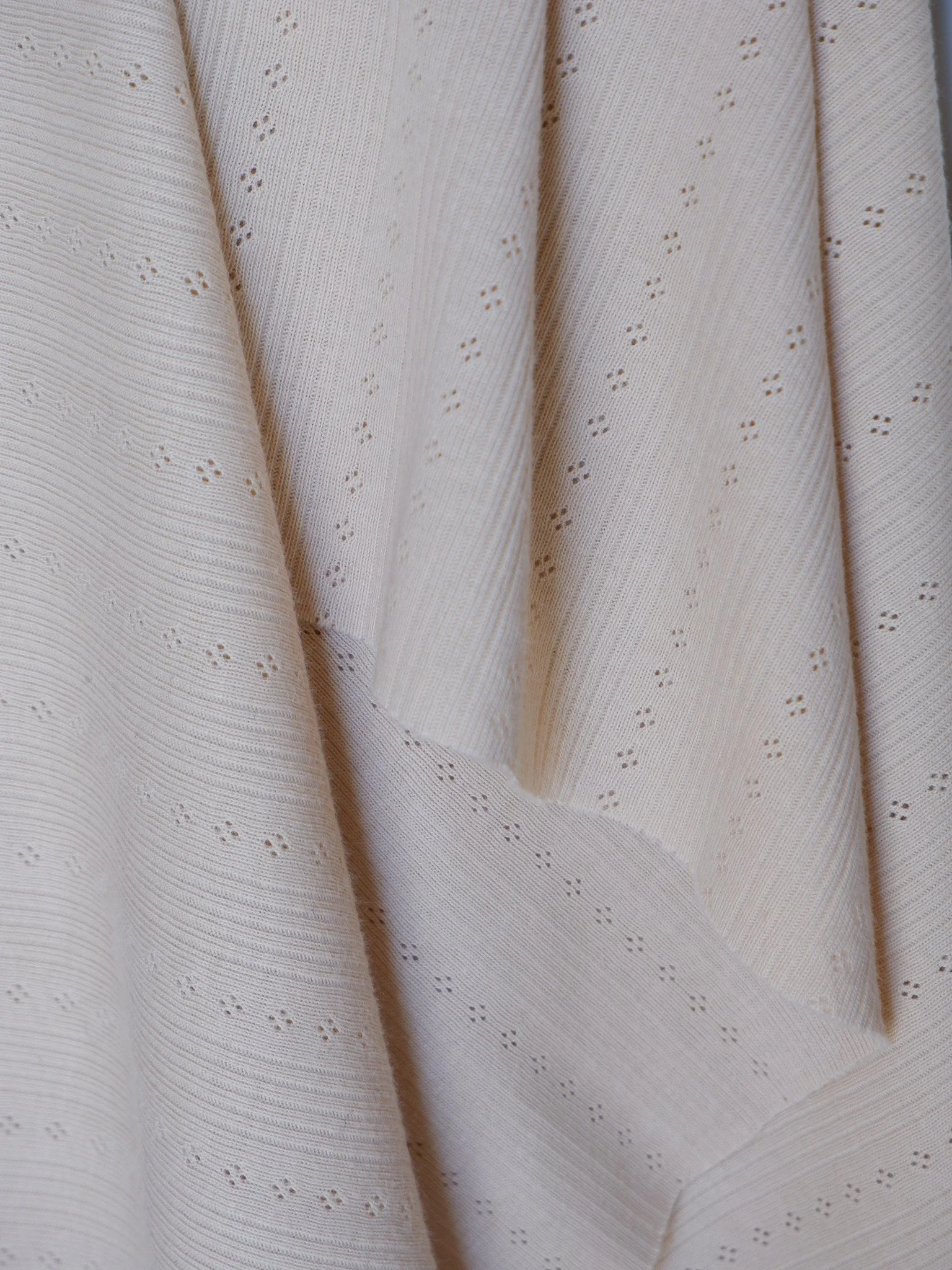 Tissu jersey ajouré à rayures ♡ beige maille pointelle