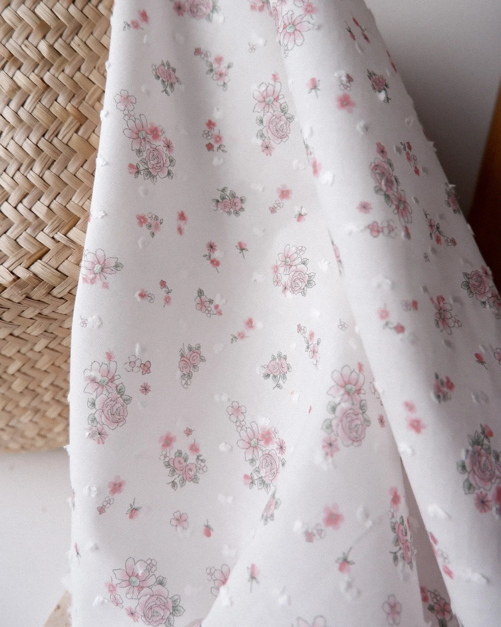 Tissu plumetis fleurs roses.jpg