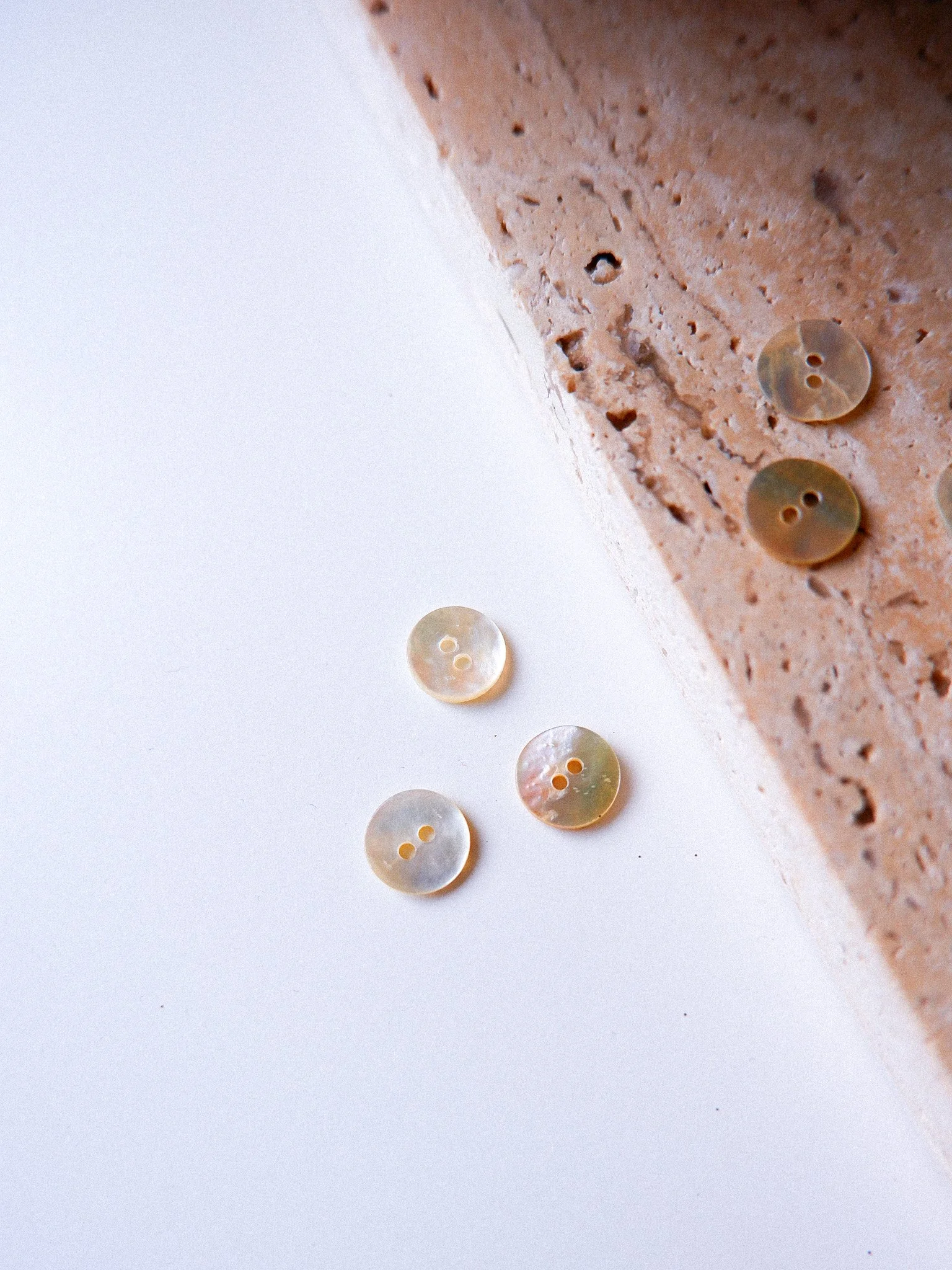 Boutons nacre fabriqué en France 10 MM 2 trous (3).jpg