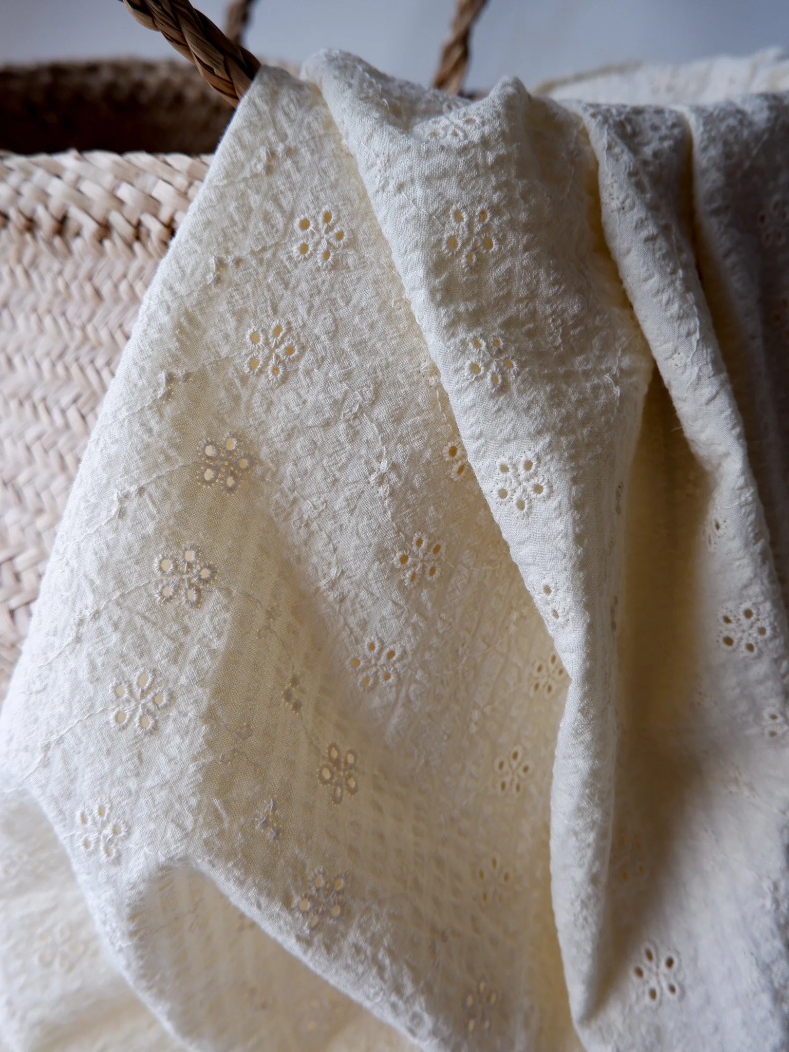 Tissu seersucker brodé écru