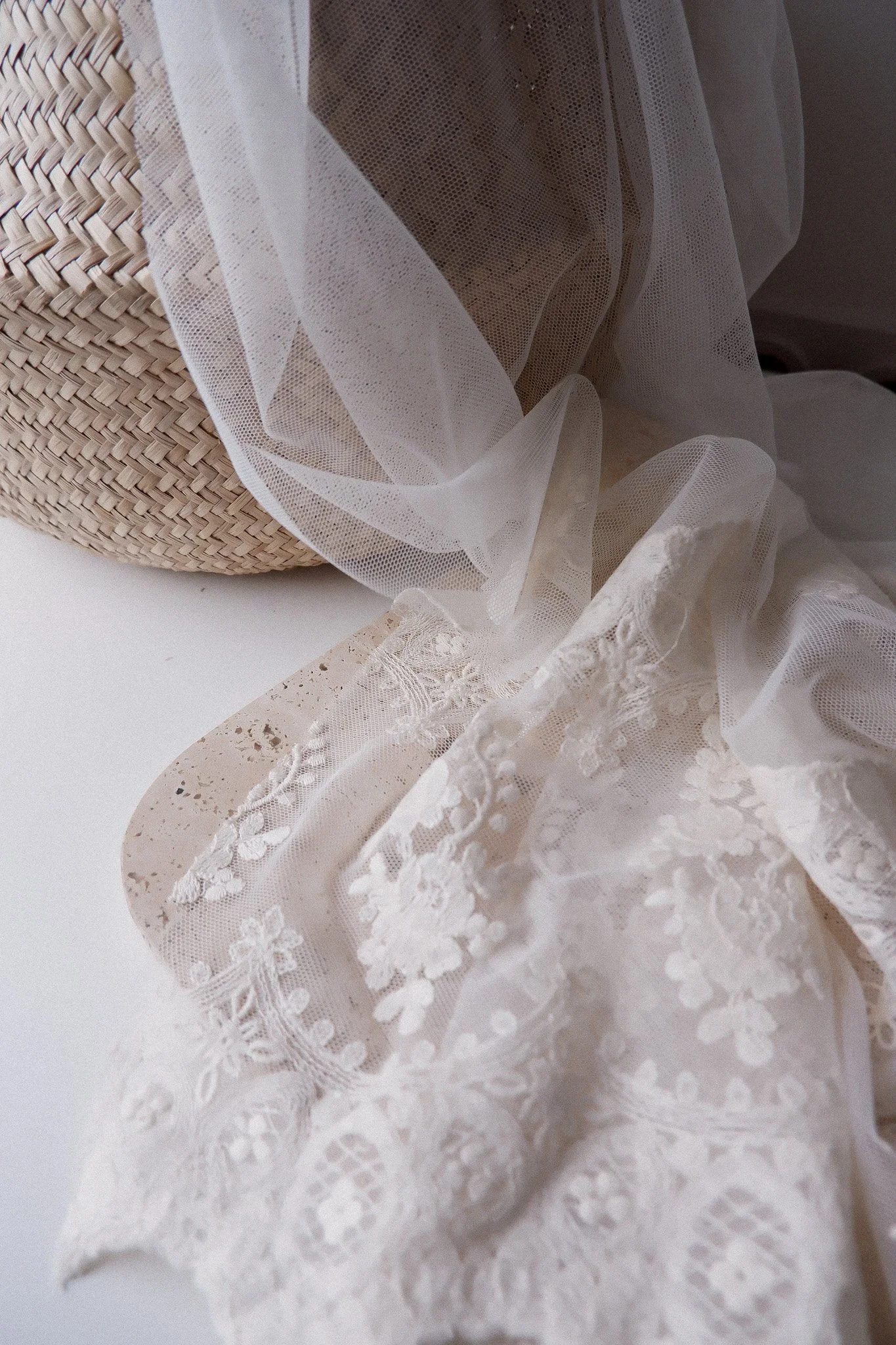 Tissu tulle brodé festonné très belle qualité (2).jpg