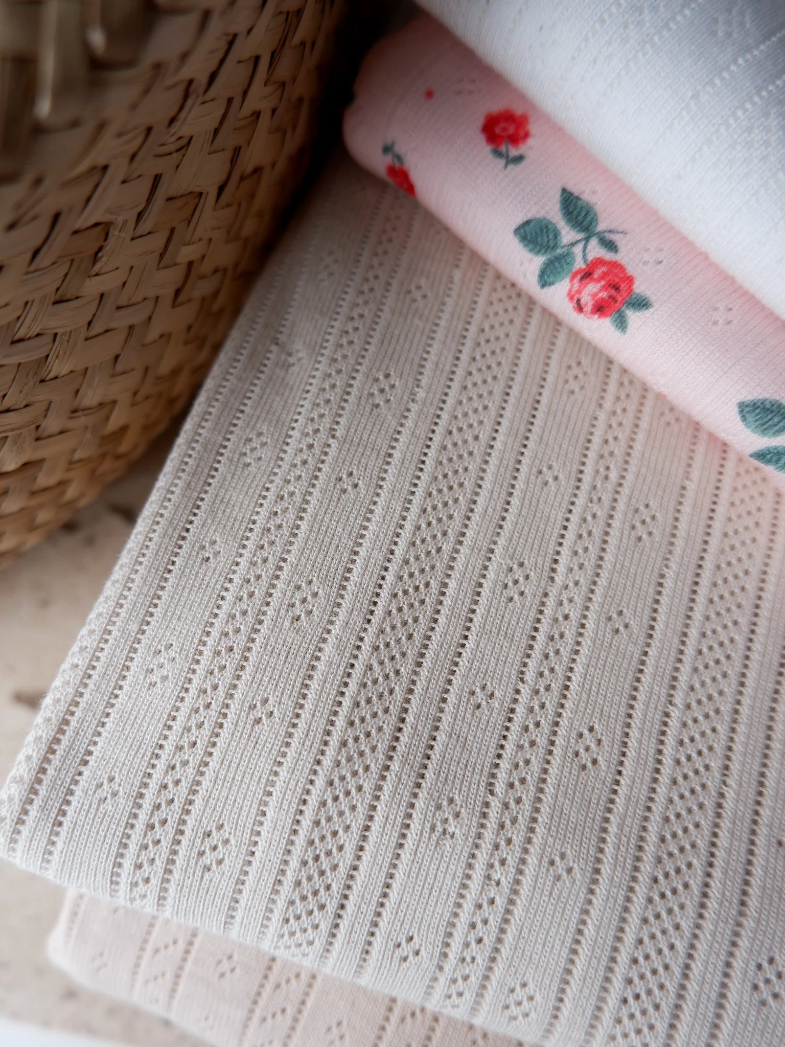 Tissu jersey ajouré à rayures ♡ beige pointelle