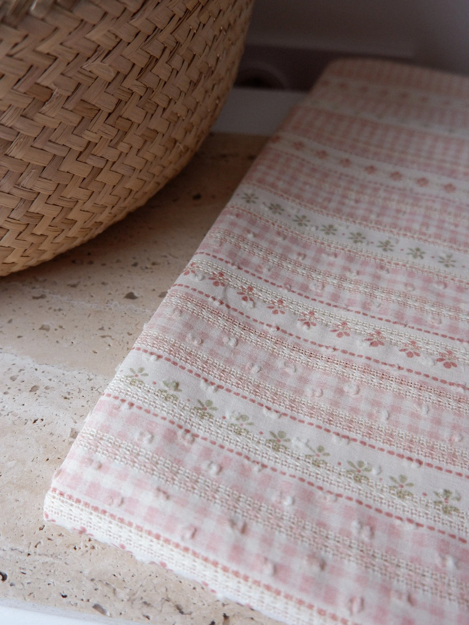 tissu-coton-plumetis-louison-vichy-fleuri-rose.jpg (5).jpg