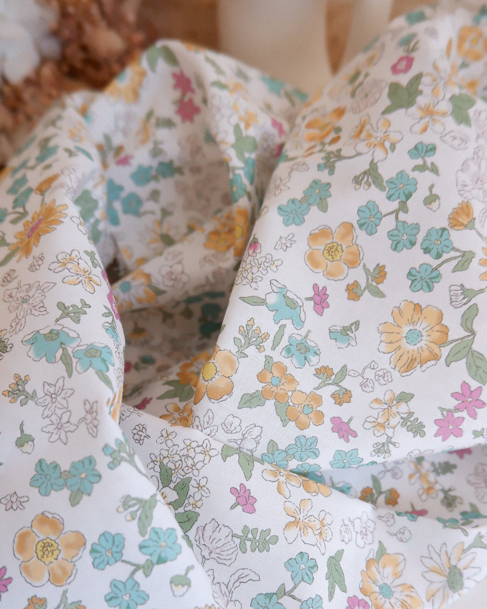 Tissu batiste de coton à fleurs pastel vertes et jaunes