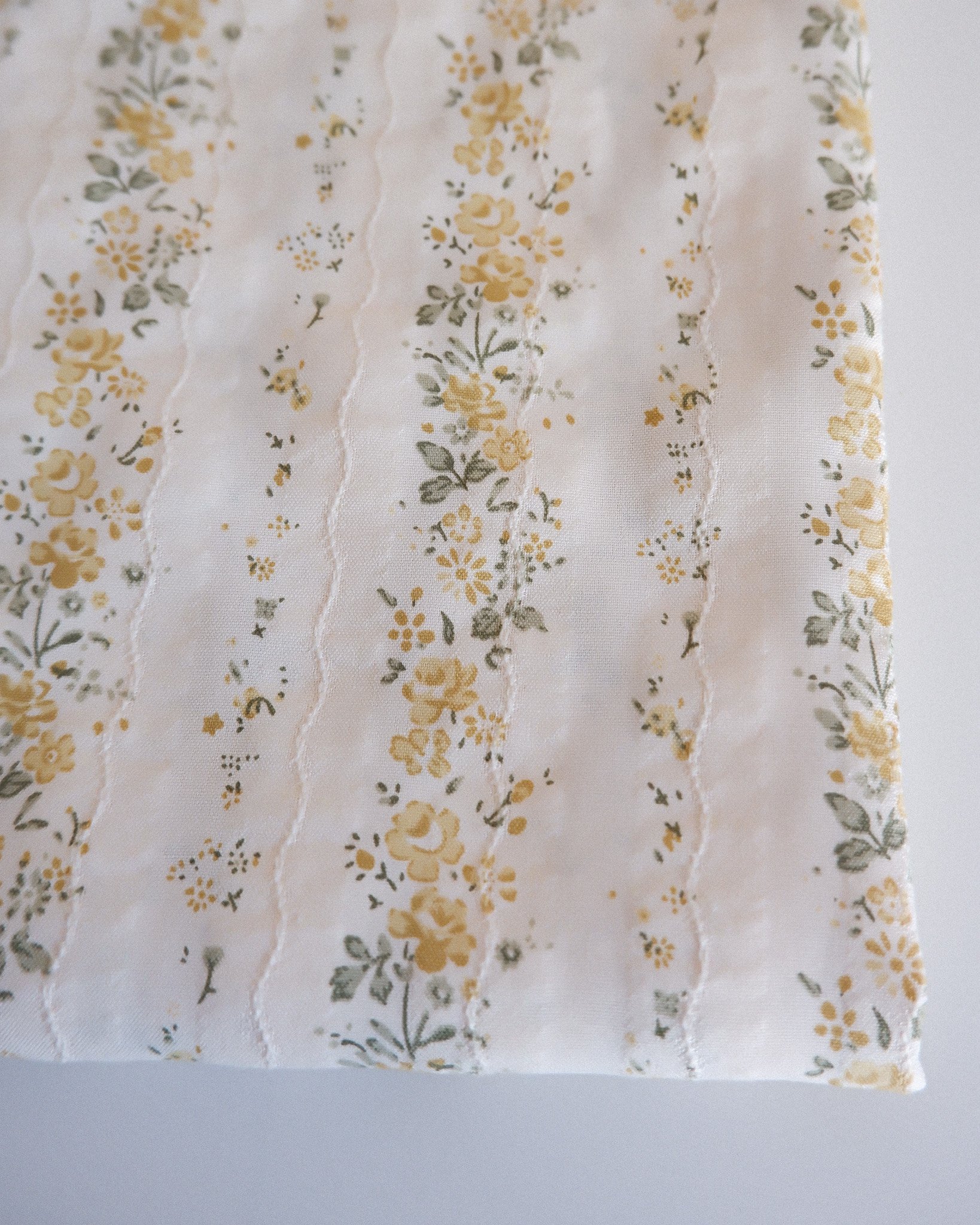 Tissu Jacquard motif fleuri jaune www.jolieboho.com (2).jpg