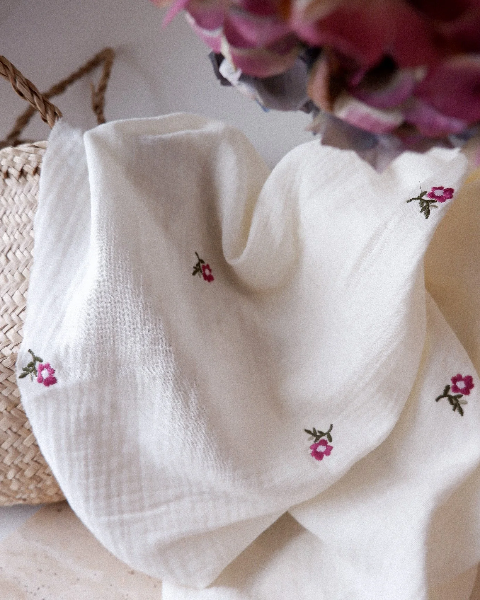 Tissu double gaze fleurs violette et vertes brodées (4).jpg