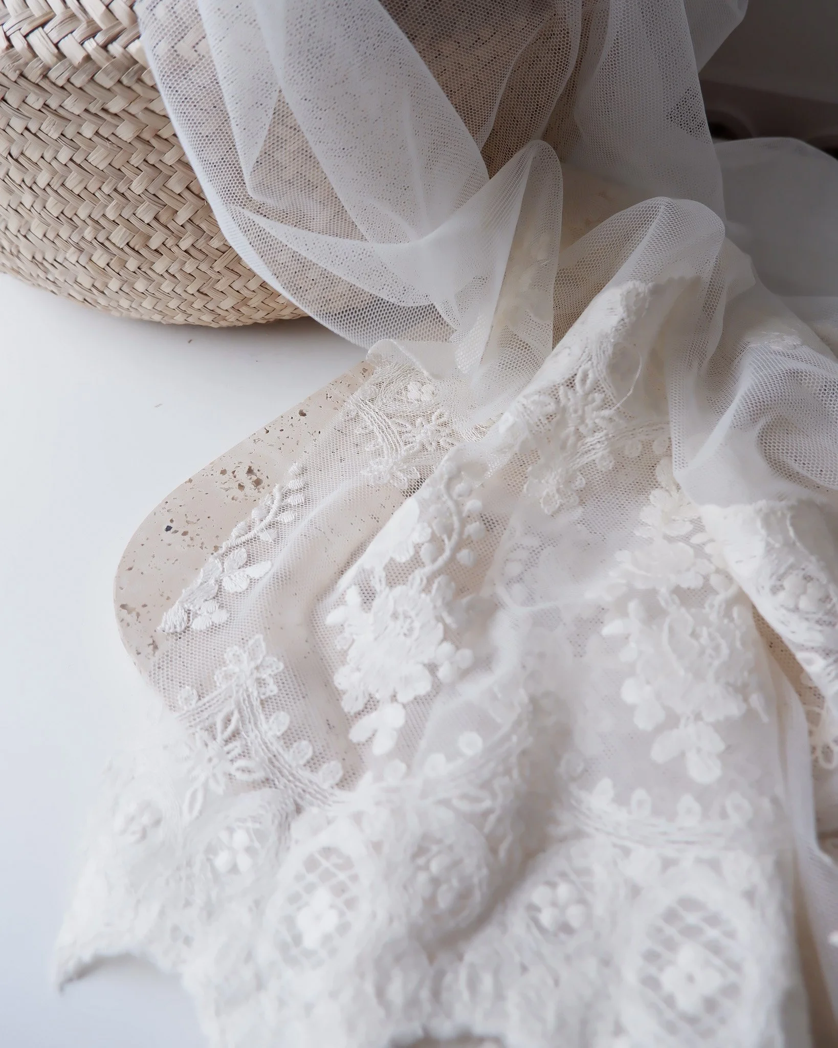 Tissu tulle brodé festonné très belle qualité (7).jpg