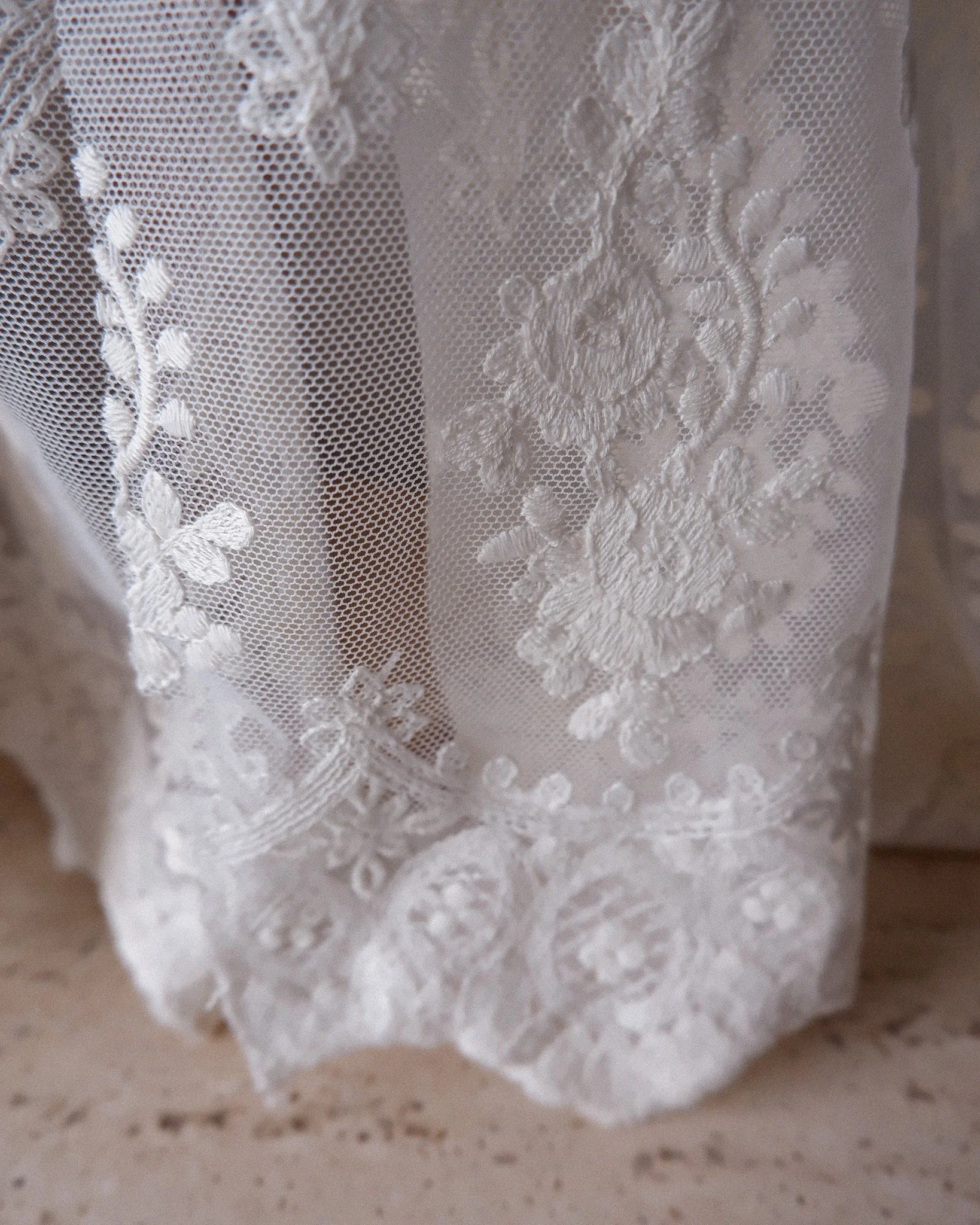 Tissu tulle brodé festonné très belle qualité (4).jpg