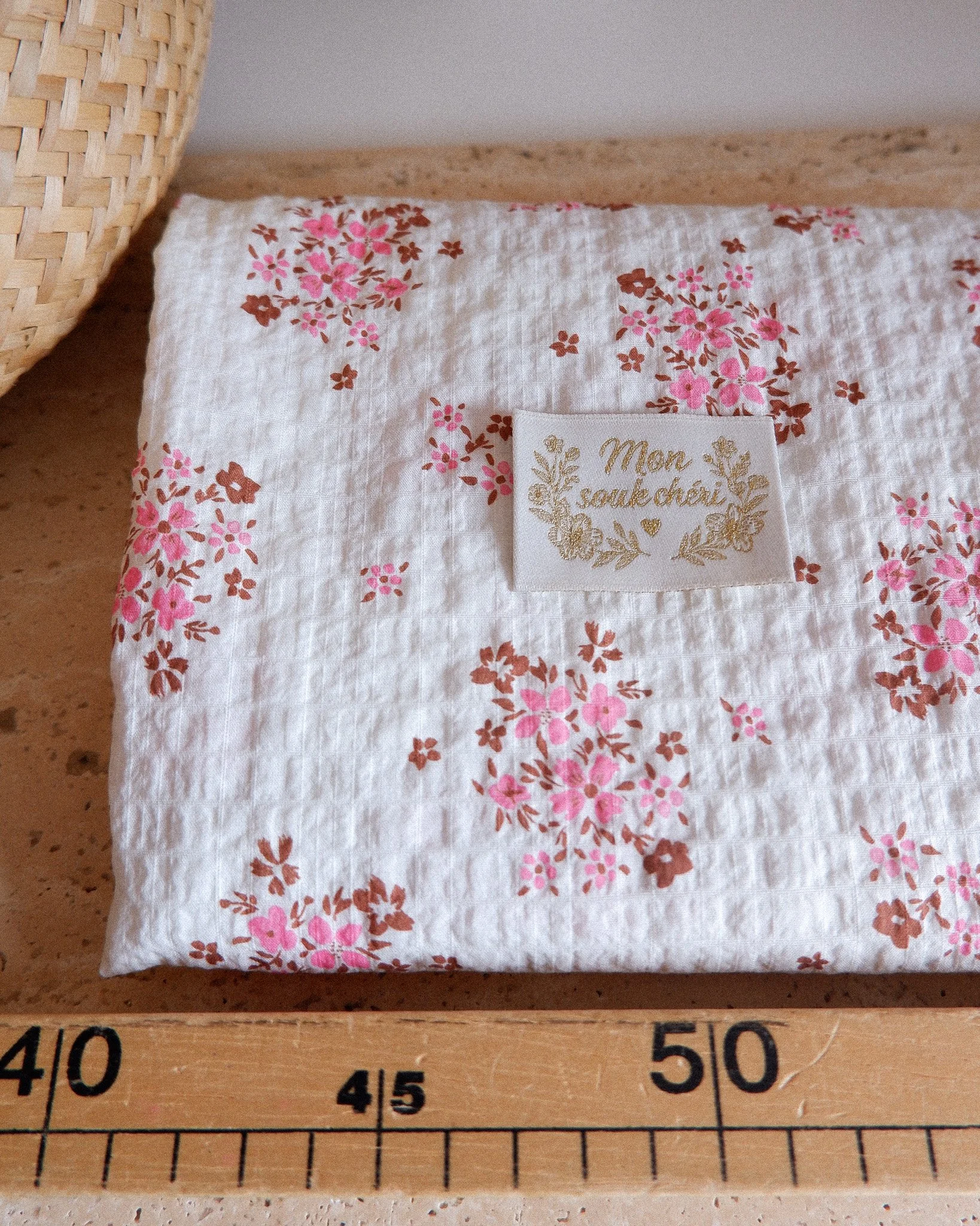 Tissu seersucker imprimé fleurs roses et noisette okeo tex (5).jpg