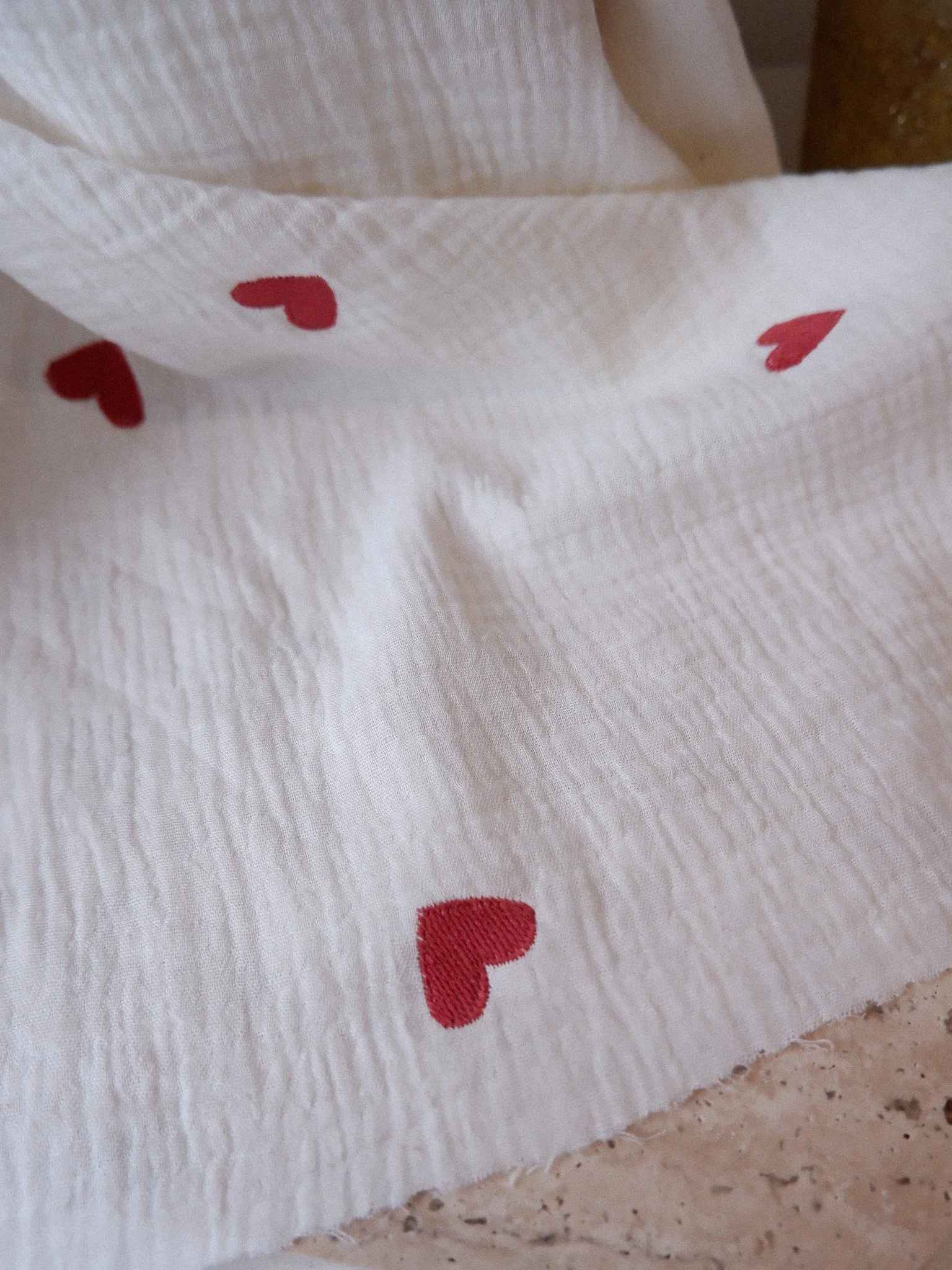 Tissu double gaze de coton brodée de coeurs rouges (3).jpg