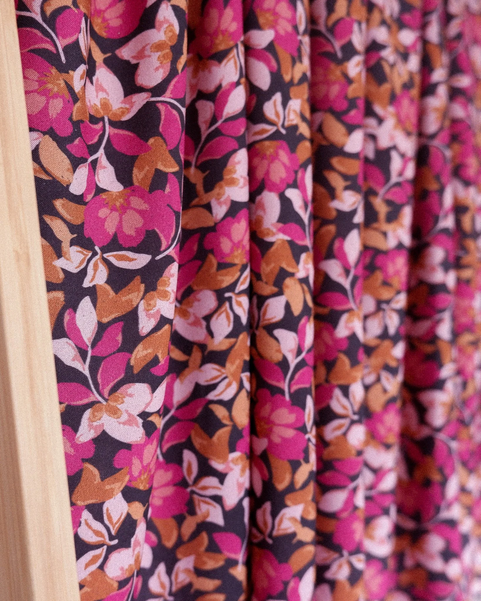 tissu_viscose_ecovero_isabella_jolie_boho_fleuri_noir_fuchsia_terracotta (9).jpg